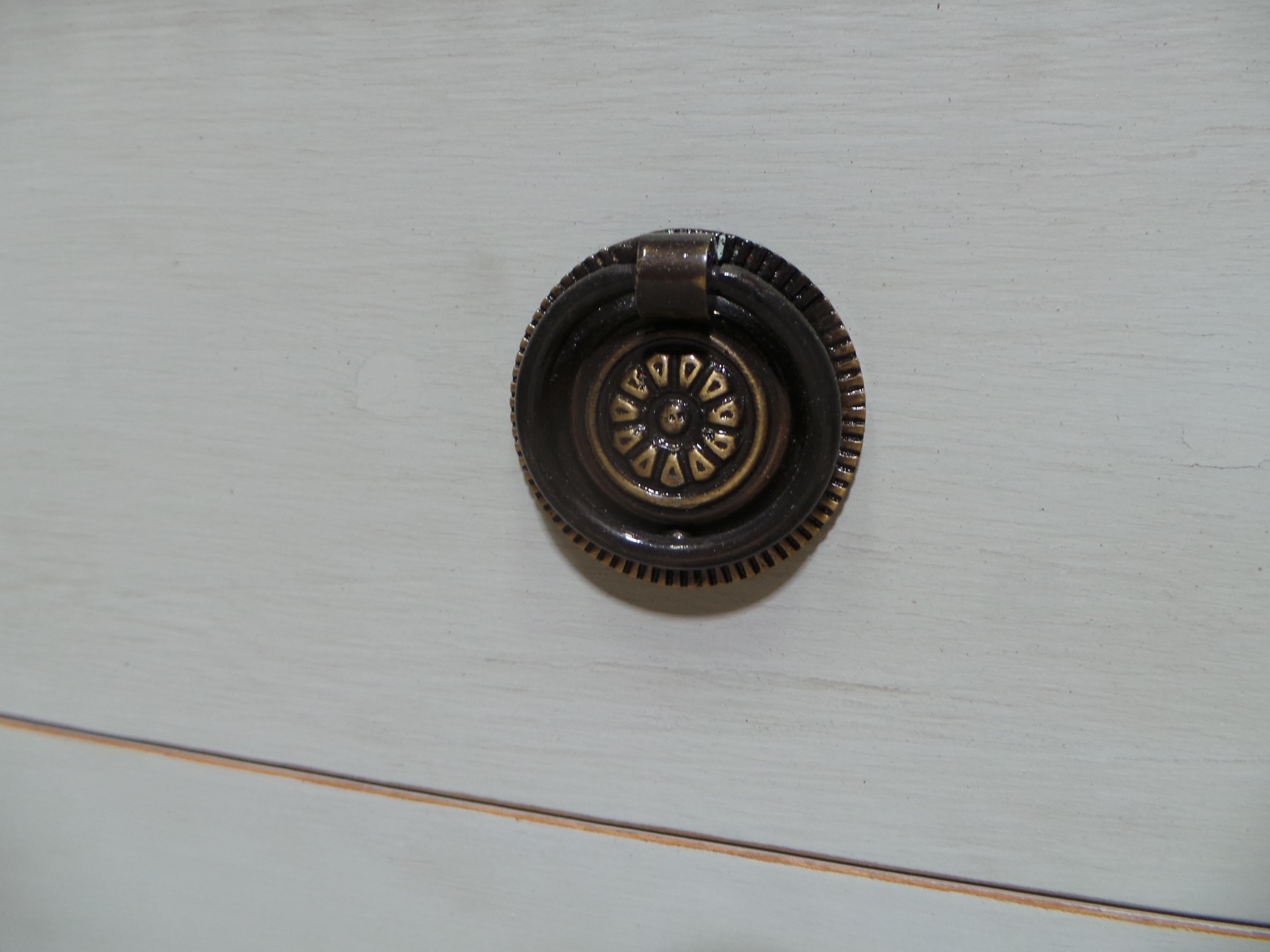 Dies ist ein einzigartiger schwedischer Kleiderschrank im gustavianischen Stil,  Es wurde restauriert und mit Milk Paints 