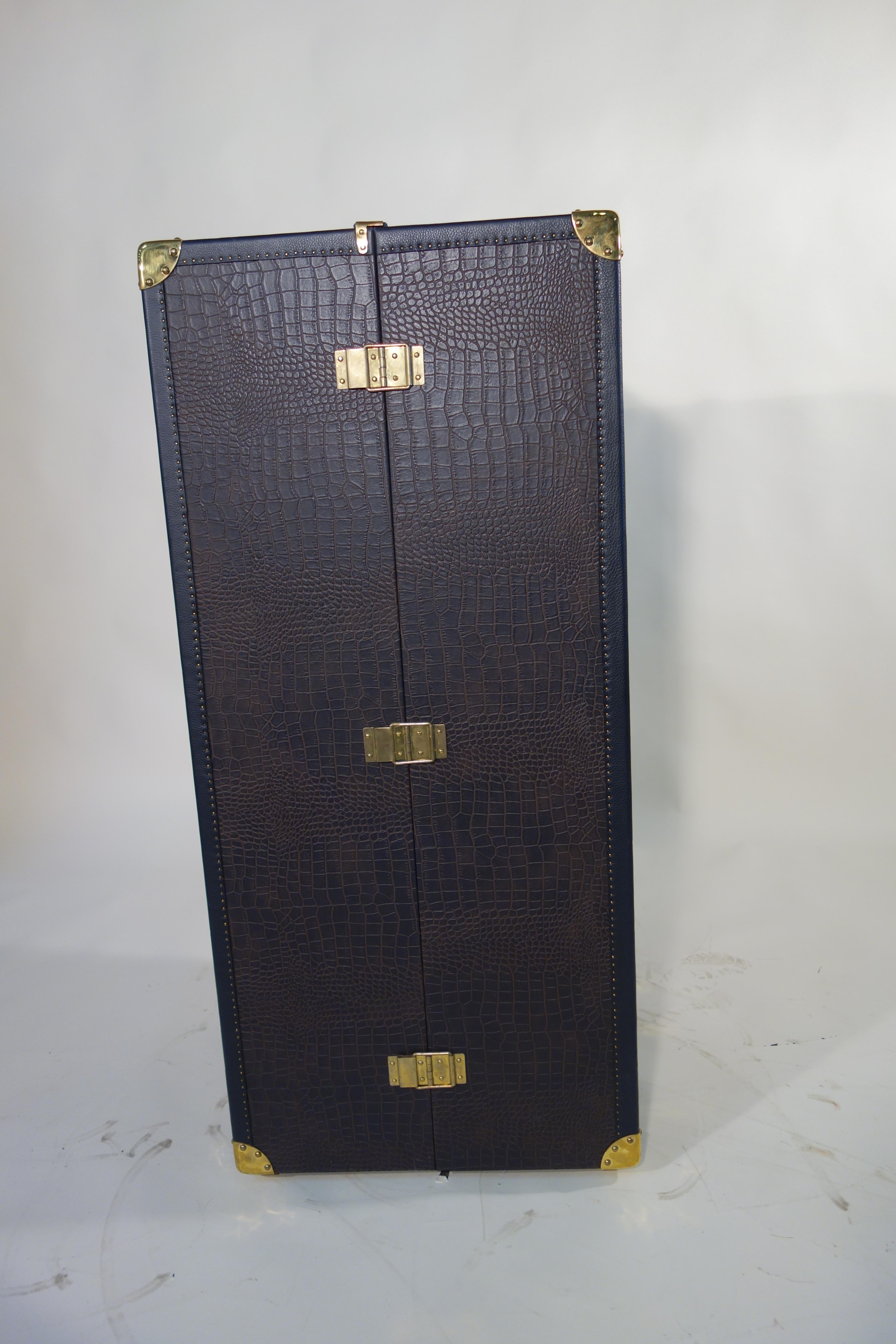 Wardrobe Trunk Coated with Imitation Crocodile Leather In Excellent Condition For Sale In Haguenau, FR