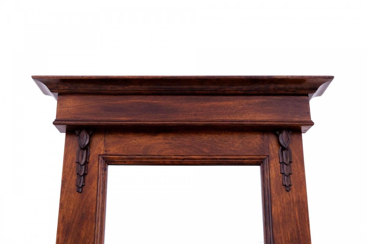 Antiker Kleiderschrank aus dem Anfang des 20. Jahrhunderts, Westeuropa.

Möbel in sehr gutem Zustand, nach professioneller Renovierung.

Abmessungen: Höhe 219 cm / Breite 82 cm / Tiefe 34 cm