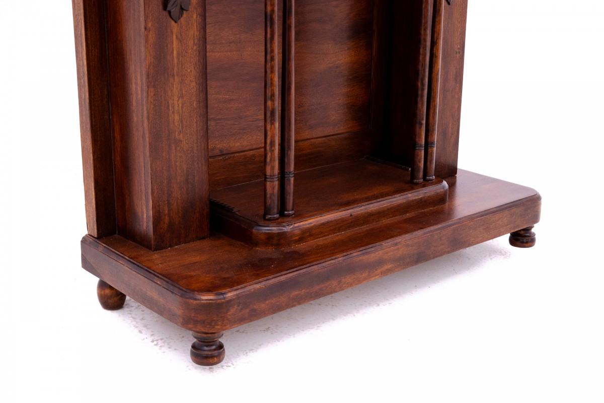 Kleiderschrank, Westeuropa, um 1920. (Walnuss) im Angebot
