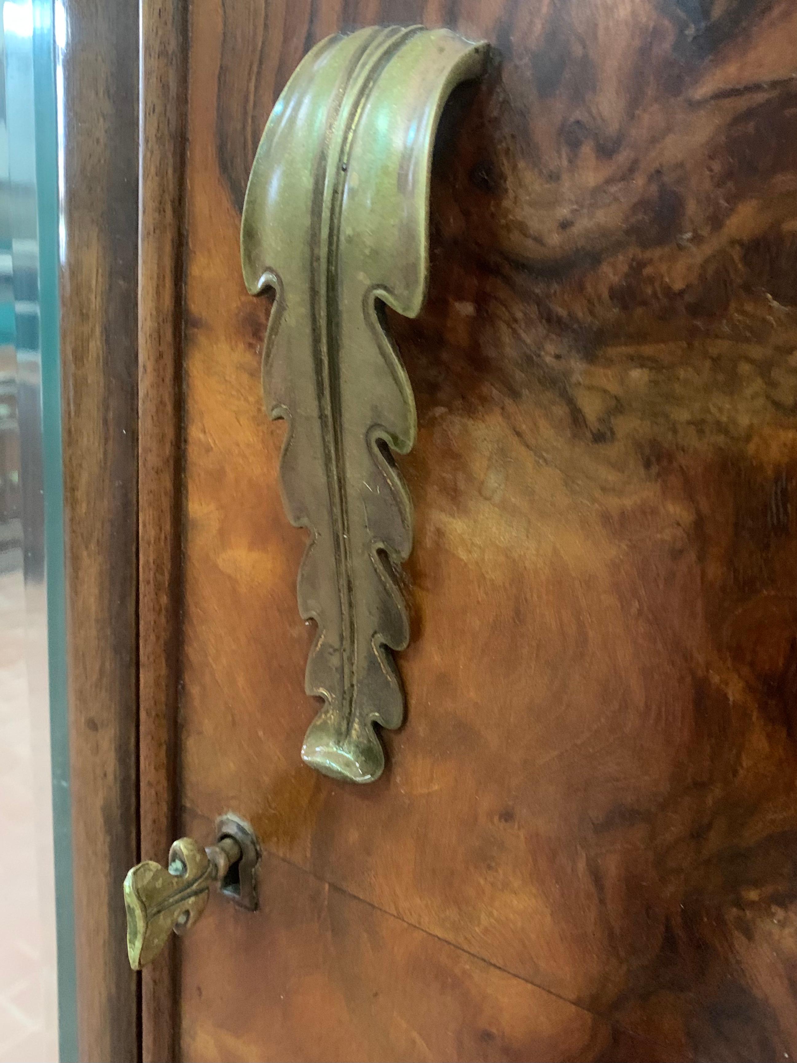 Armario con tiradores de bronce, años 40 en venta 4