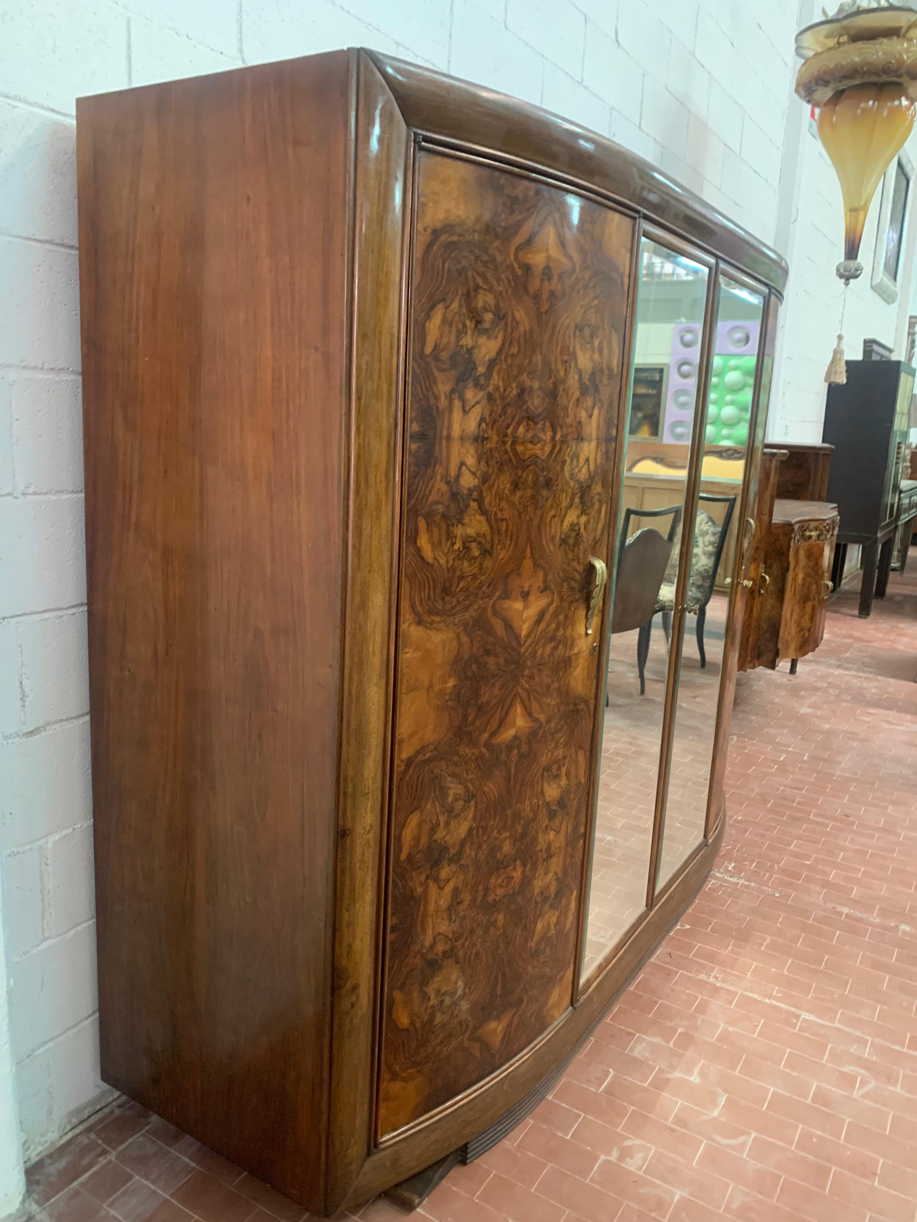Armario con tiradores de bronce, años 40 Art Decó en venta
