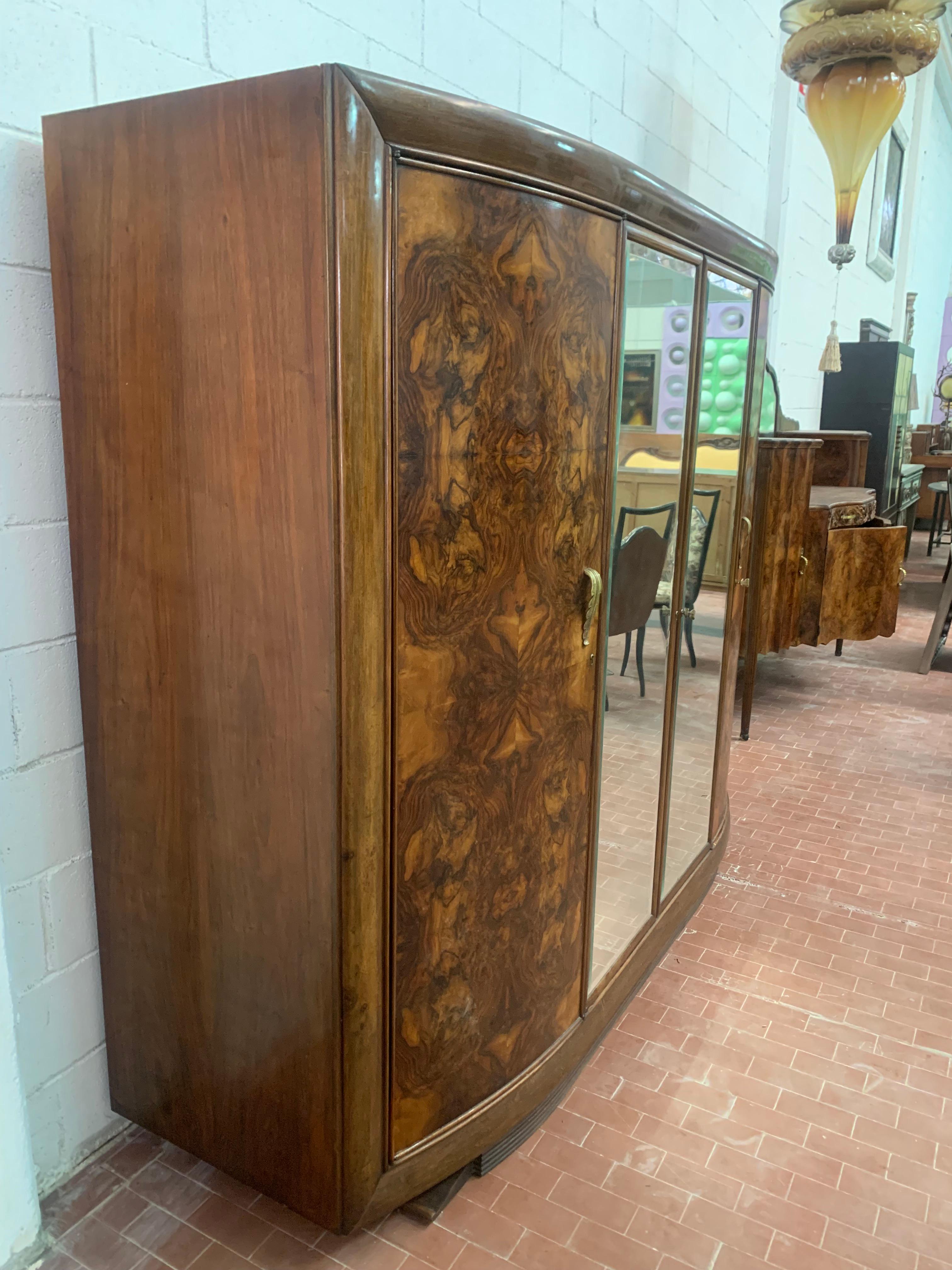Armario con tiradores de bronce, años 40 mediados del siglo XX en venta