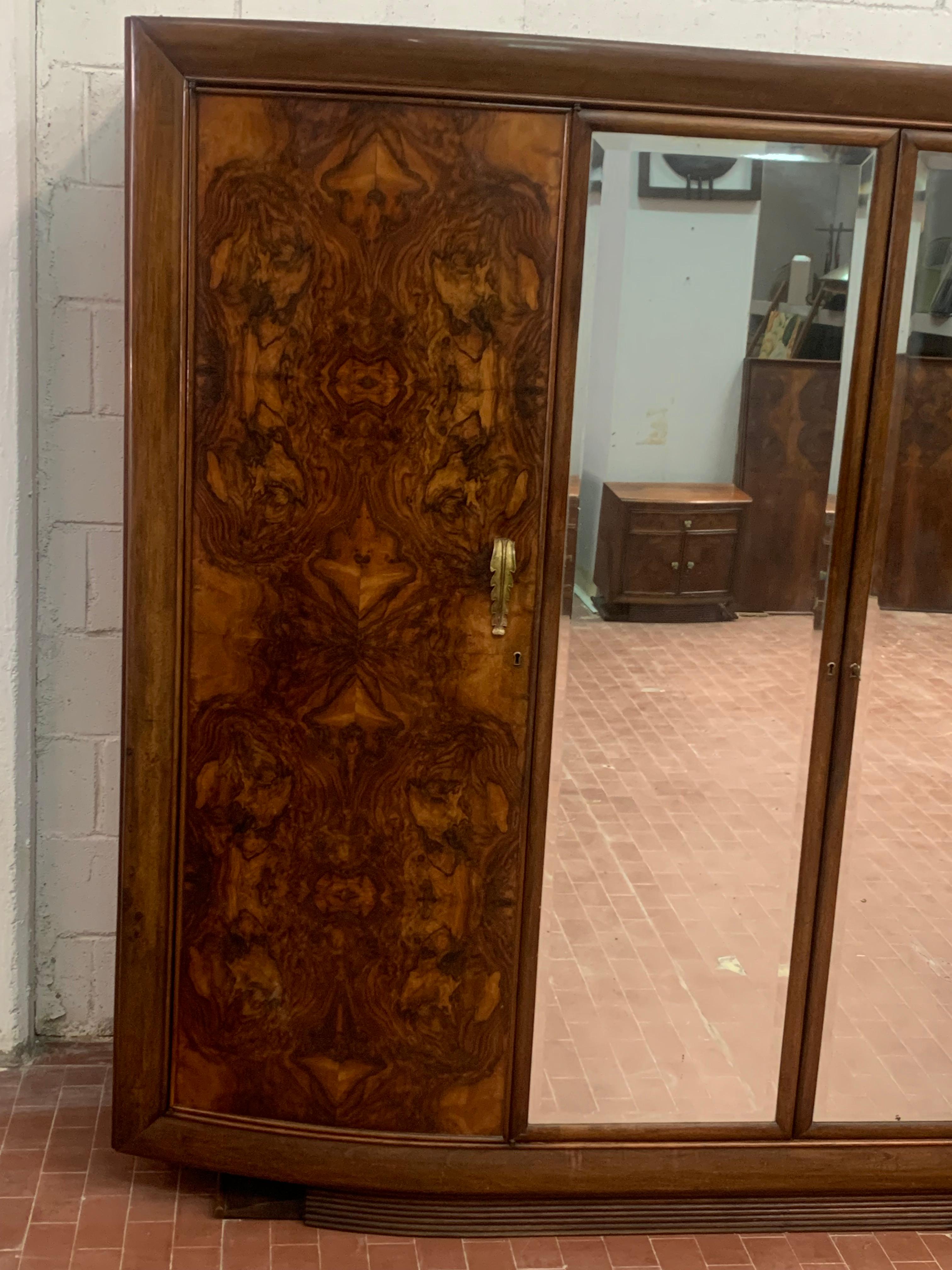 Armario con tiradores de bronce, años 40 Espejo en venta