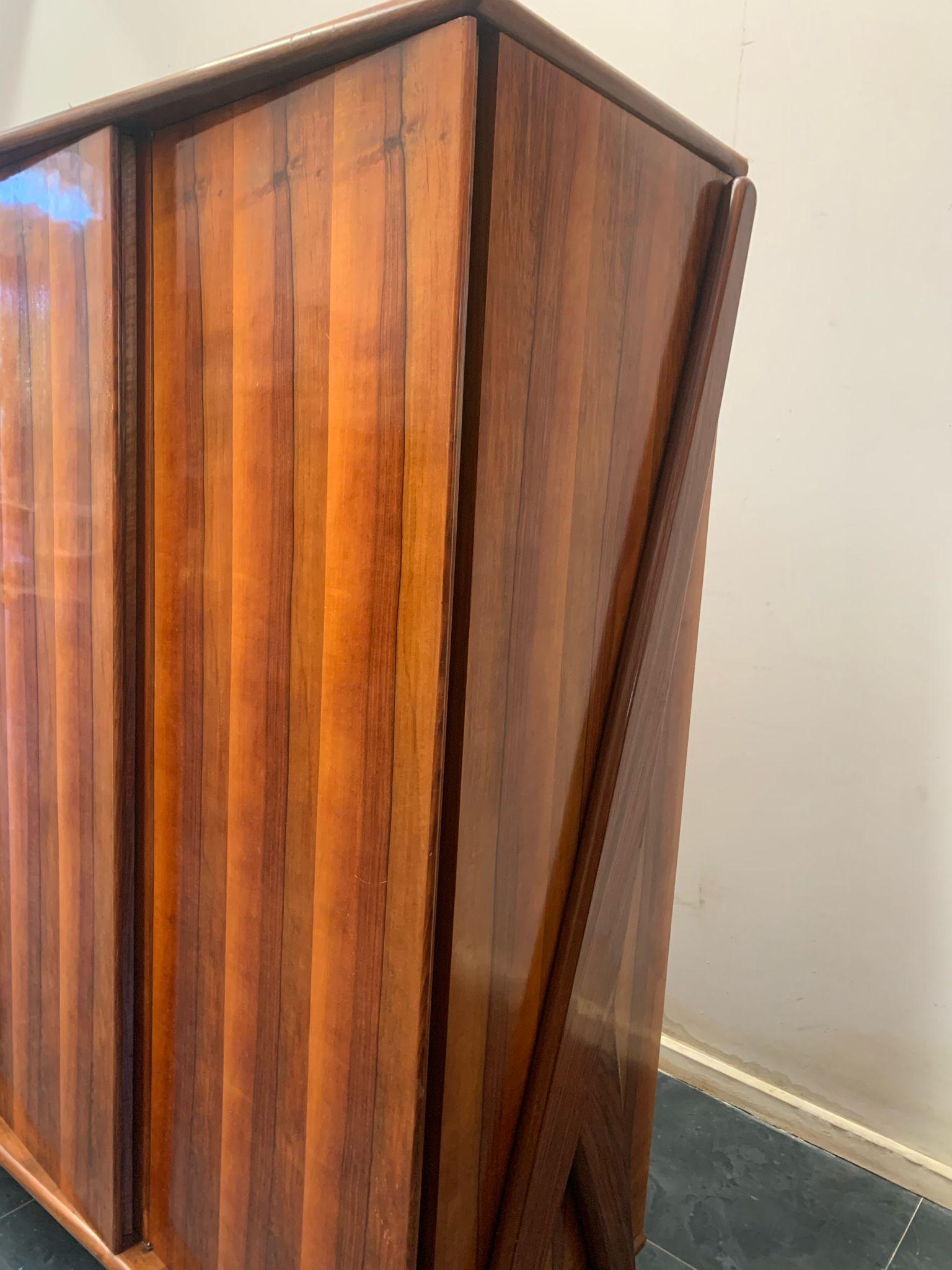 Wardrobe with diagonal doors without handles and hinges from the 60s For Sale 3
