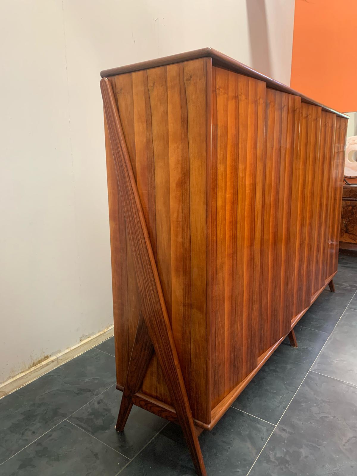 Milieu du XXe siècle Armoire avec portes diagonales sans poignées et charnières des années 60 en vente