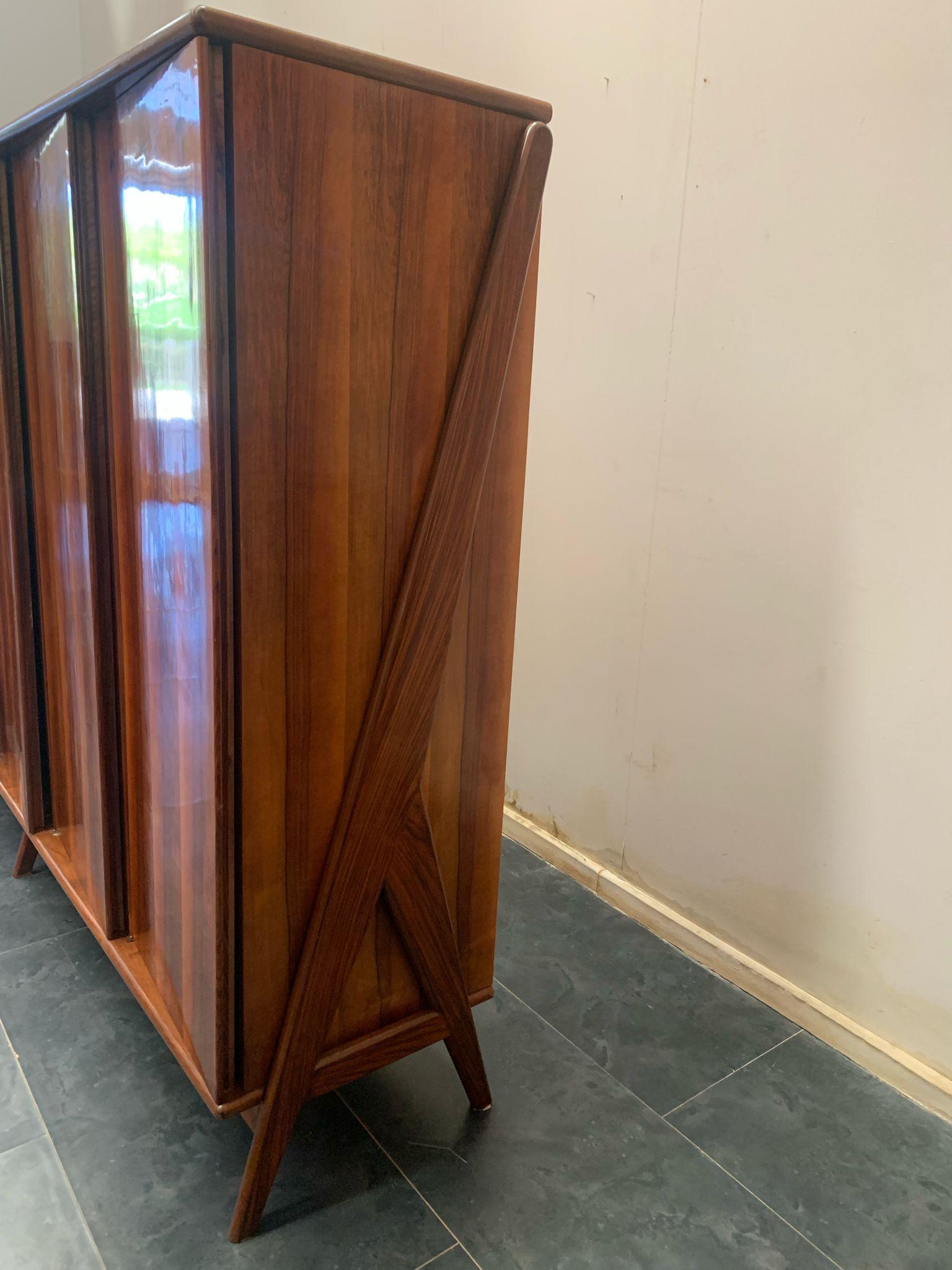 Armoire avec portes diagonales sans poignées et charnières des années 60 en vente 2