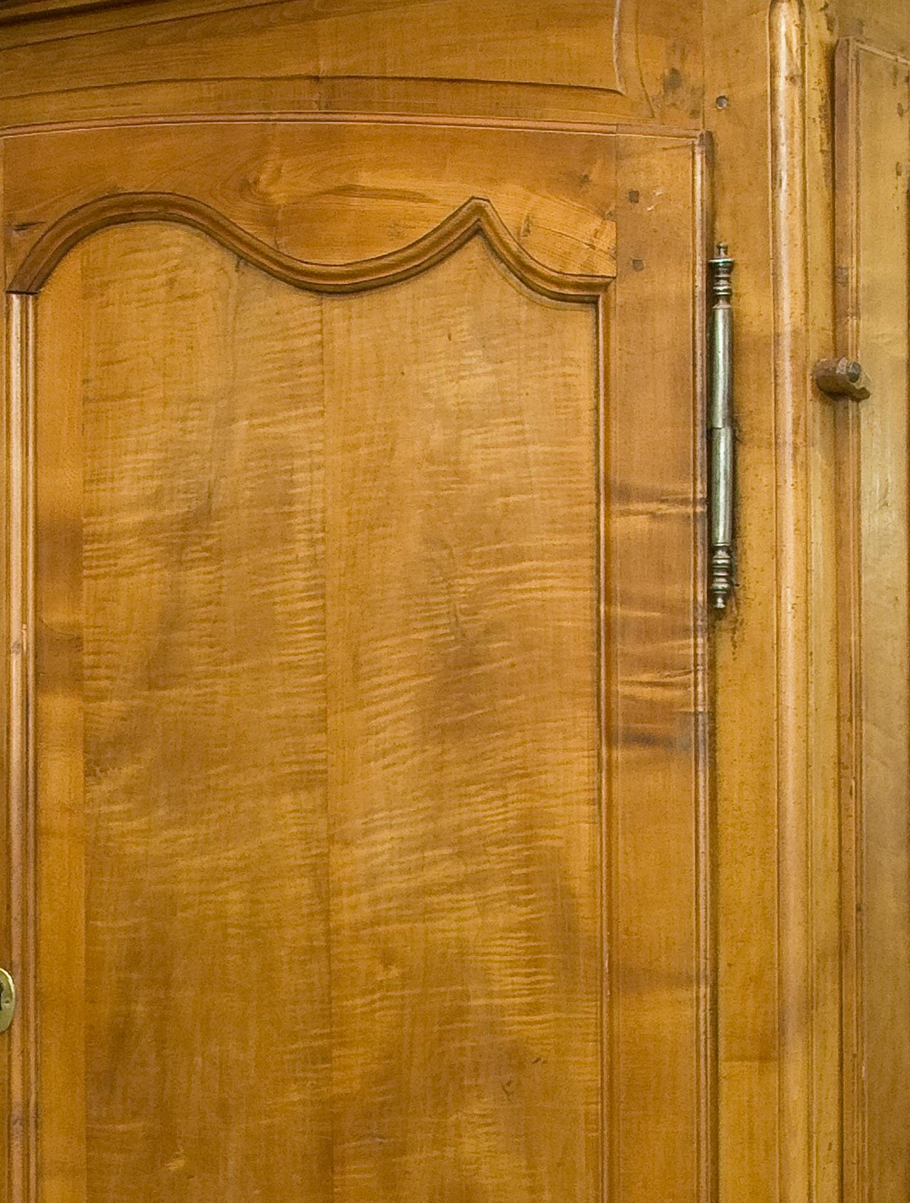 Garde-robe avec armurier. Cerisier et chêne. France, 18e siècle.
Armoire à deux portes avec trois tiroirs en bas, tous ces éléments avec une serrure à clé, qui possède également un compartiment sur un côté pour ranger les armes à feu. Dans la