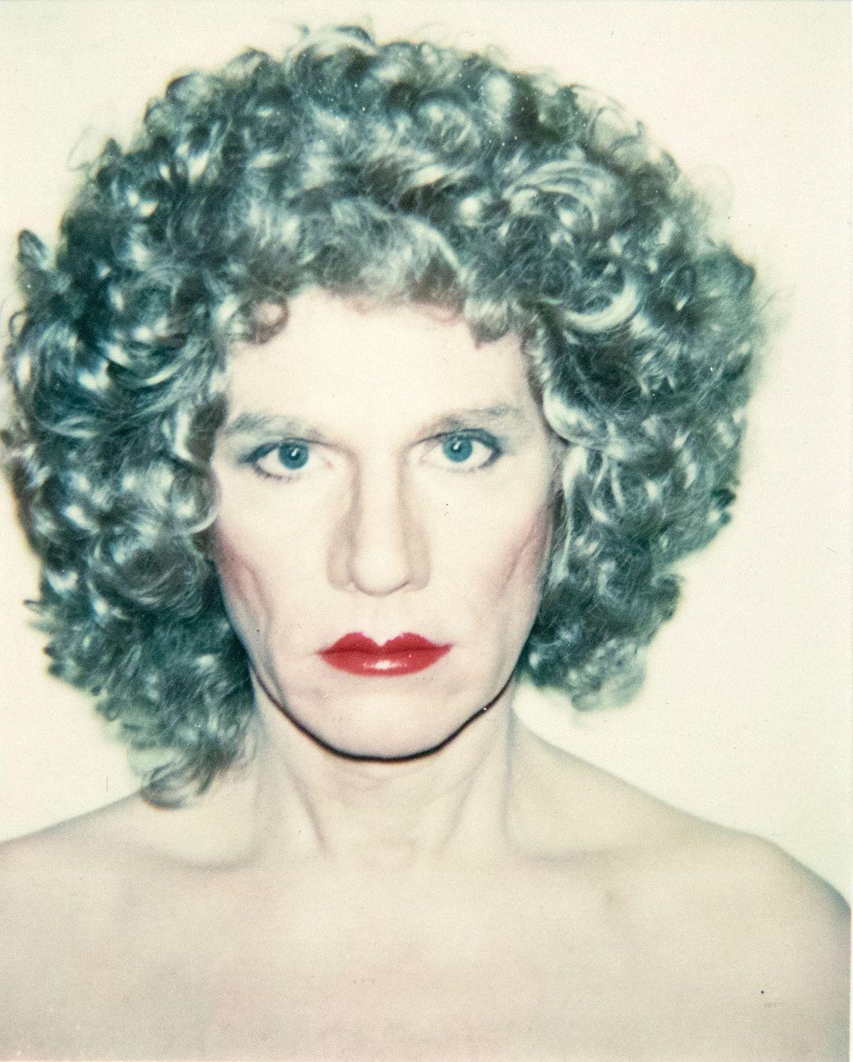 WARHOL, ANDY Portrait Photograph – Self-Porträt in Drag