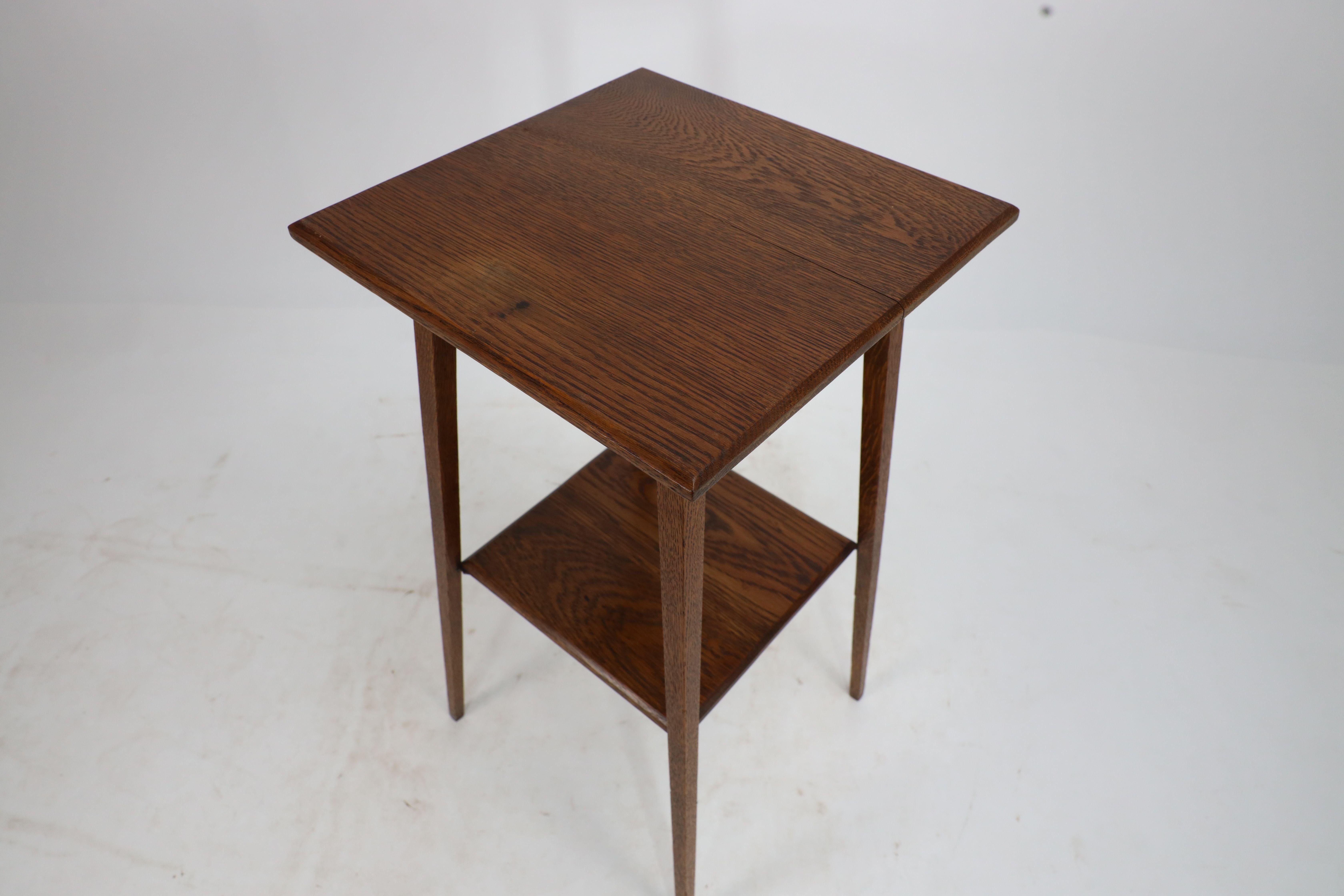 Waring and Gillow. A good quality little Arts and Crafts oak sidetable For Sale 4