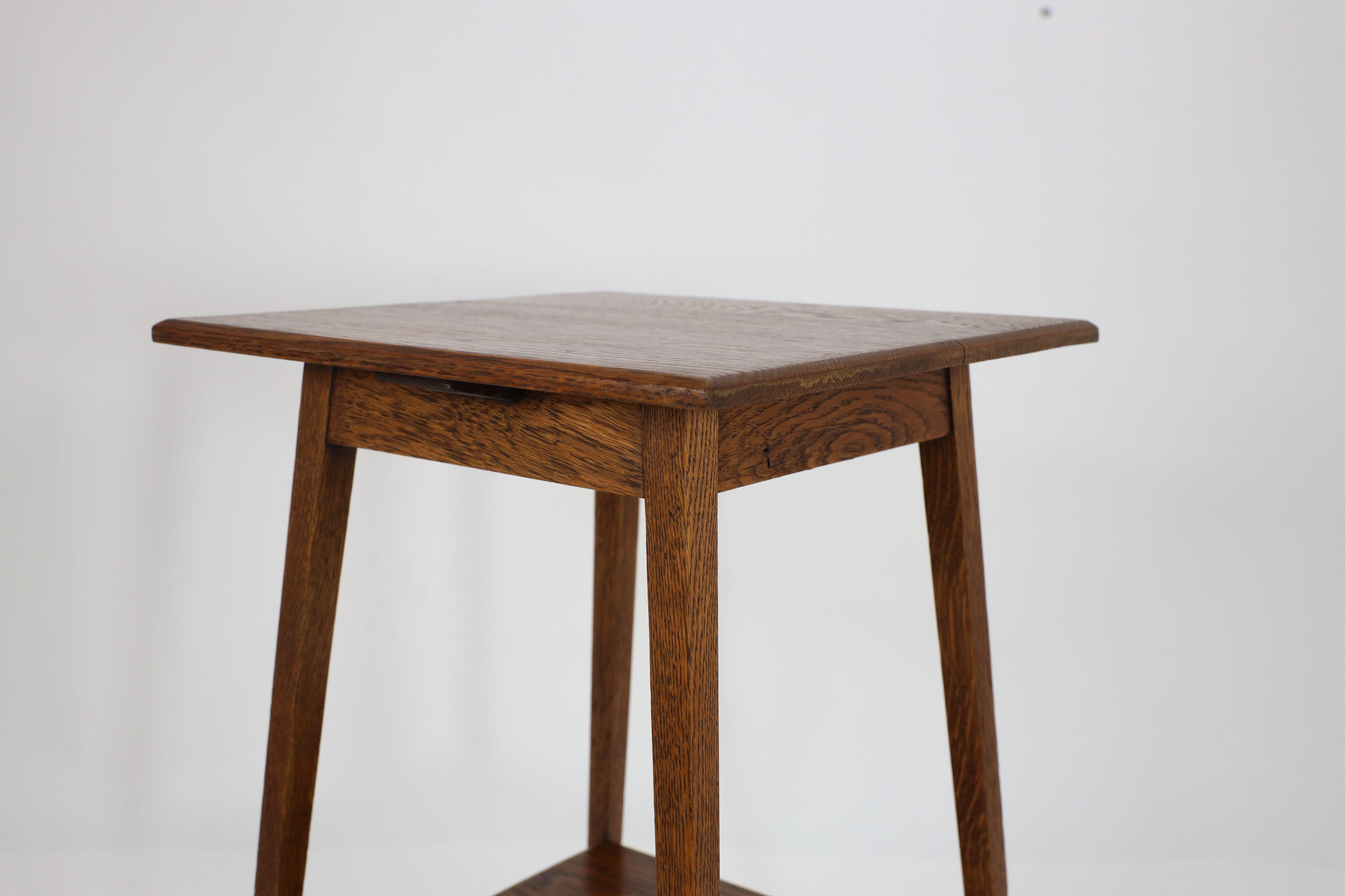 Waring and Gillow. A good quality little Arts and Crafts oak sidetable For Sale 5