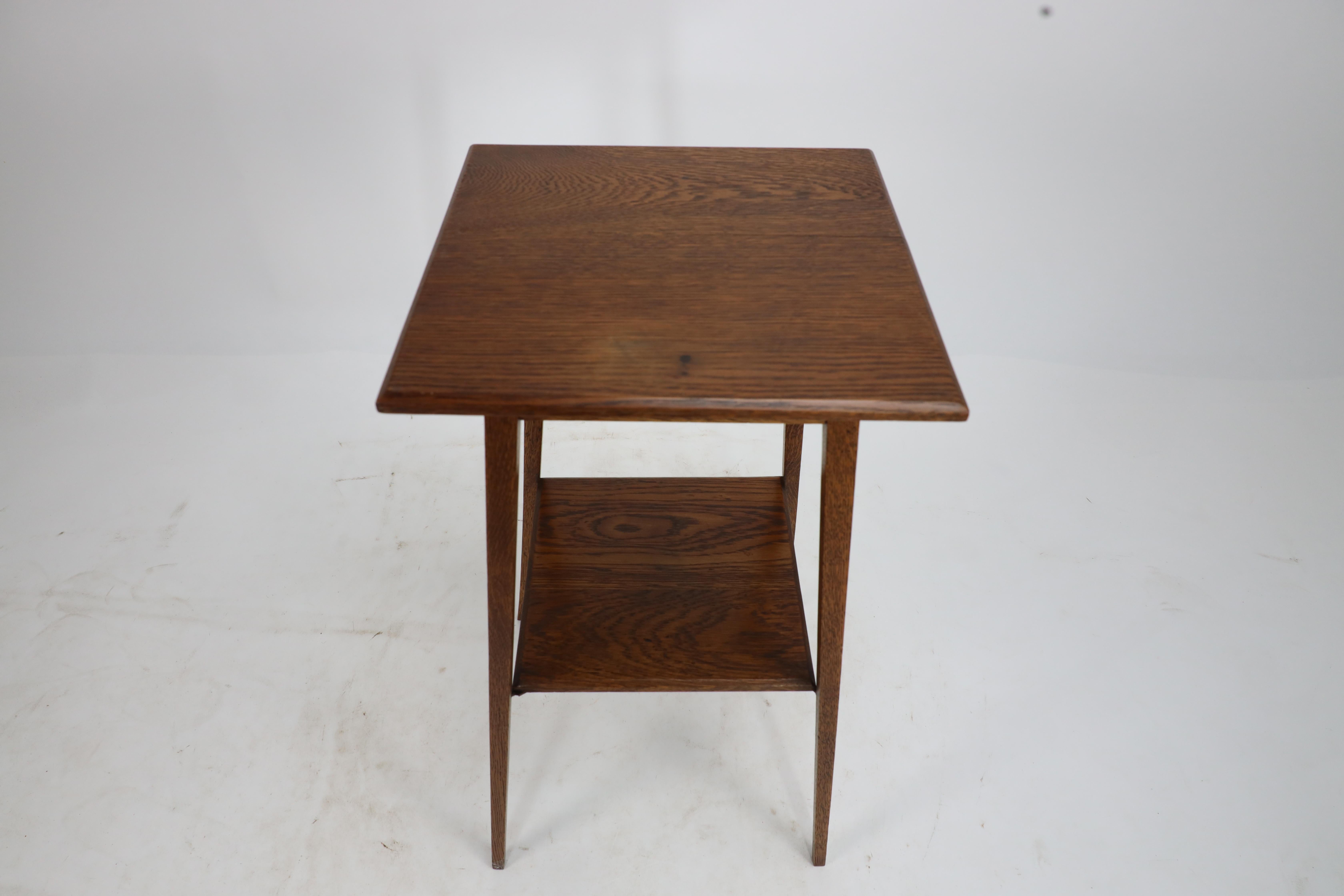 Waring and Gillow. A good quality little Arts and Crafts oak sidetable For Sale 6