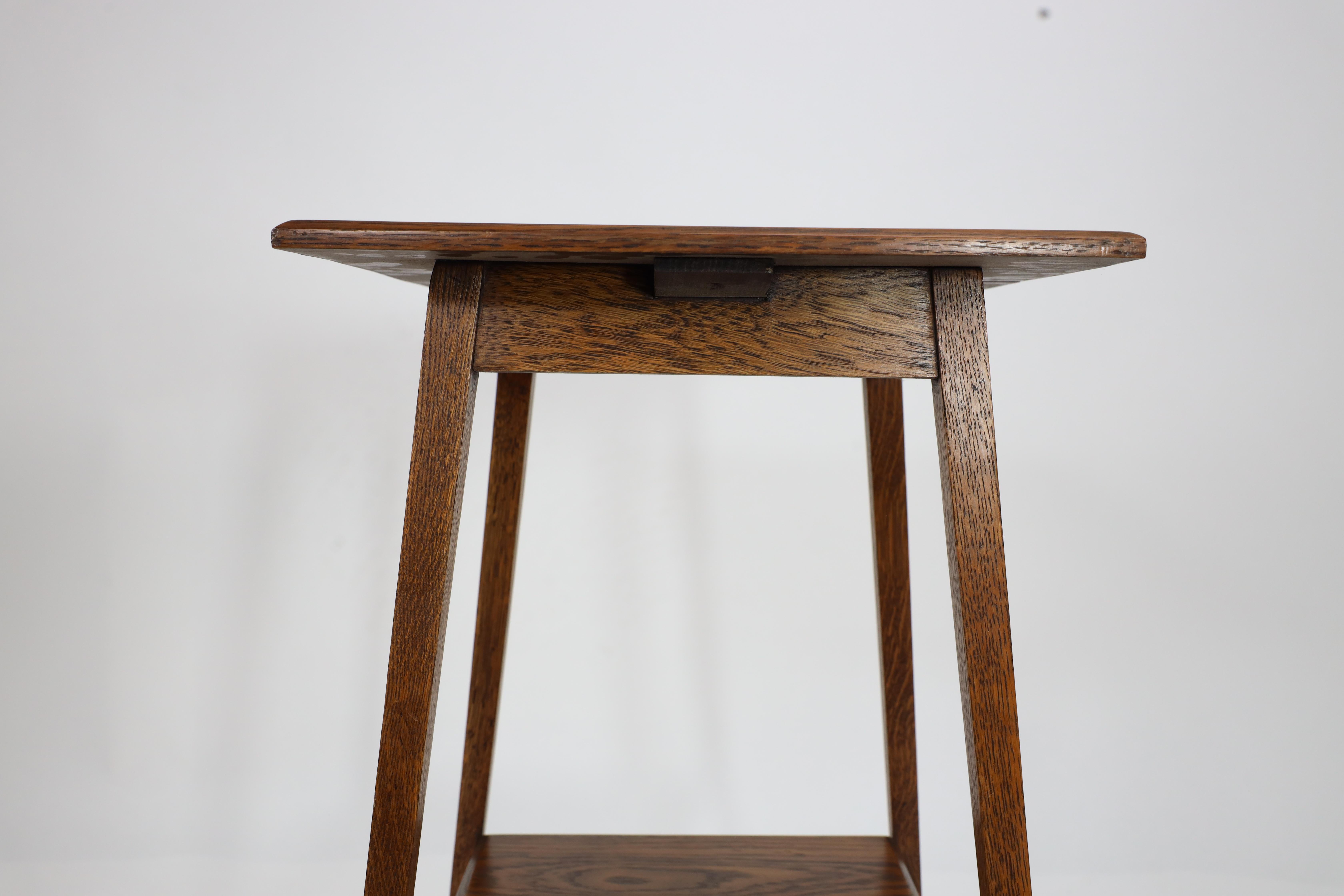 Waring and Gillow. A good quality little Arts and Crafts oak sidetable For Sale 7