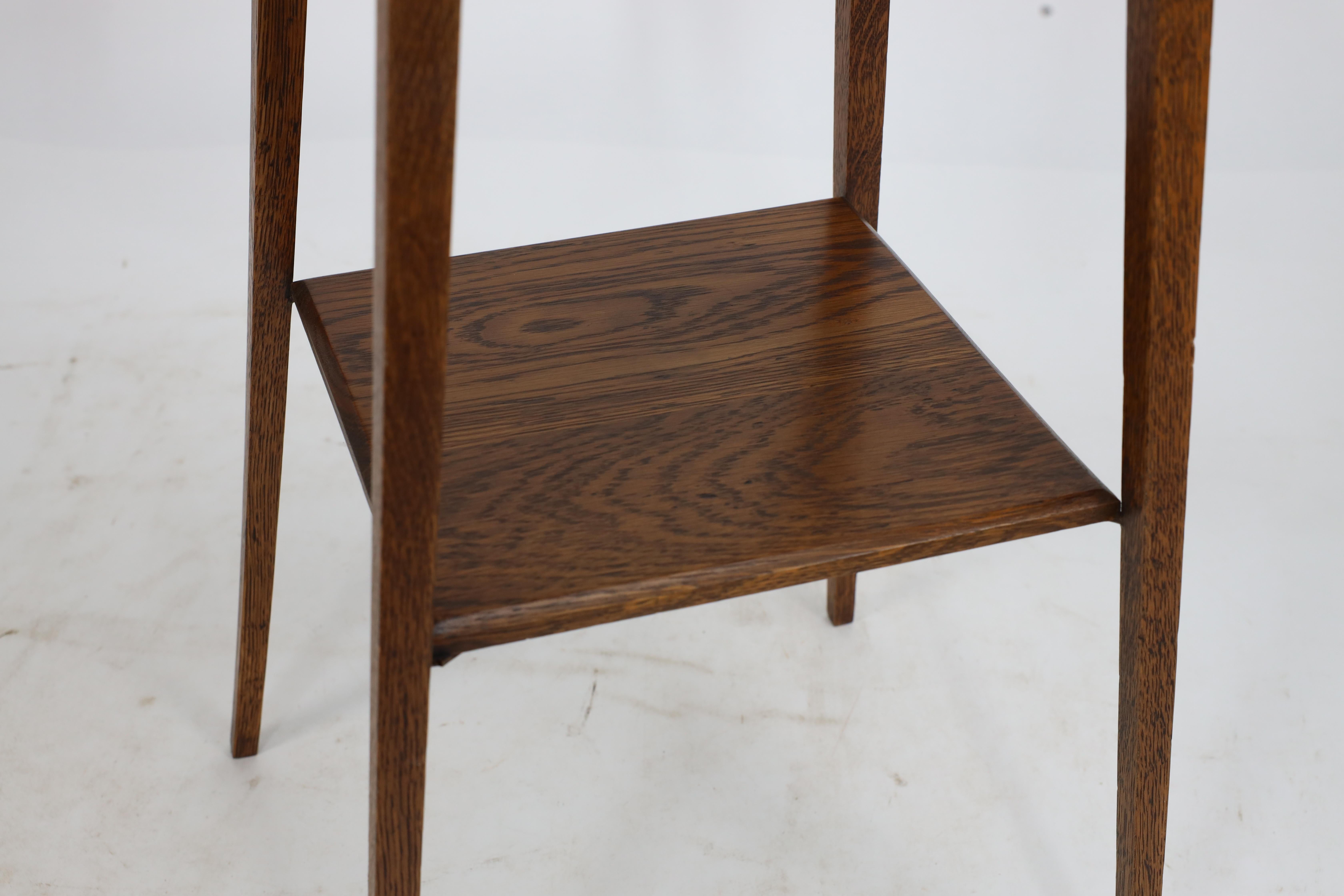 Waring and Gillow. A good quality little Arts and Crafts oak sidetable For Sale 8