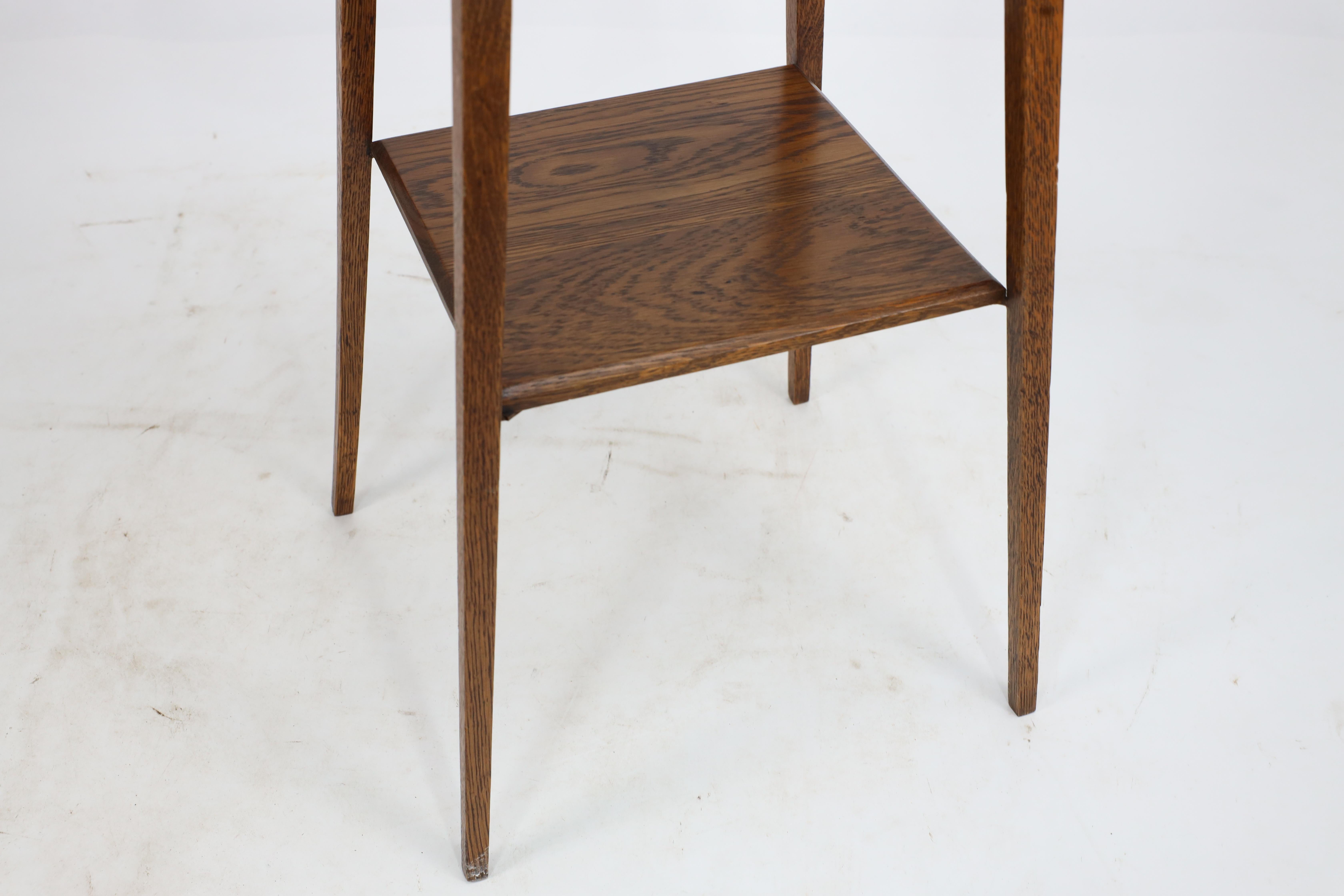 Waring and Gillow. A good quality little Arts and Crafts oak sidetable For Sale 9