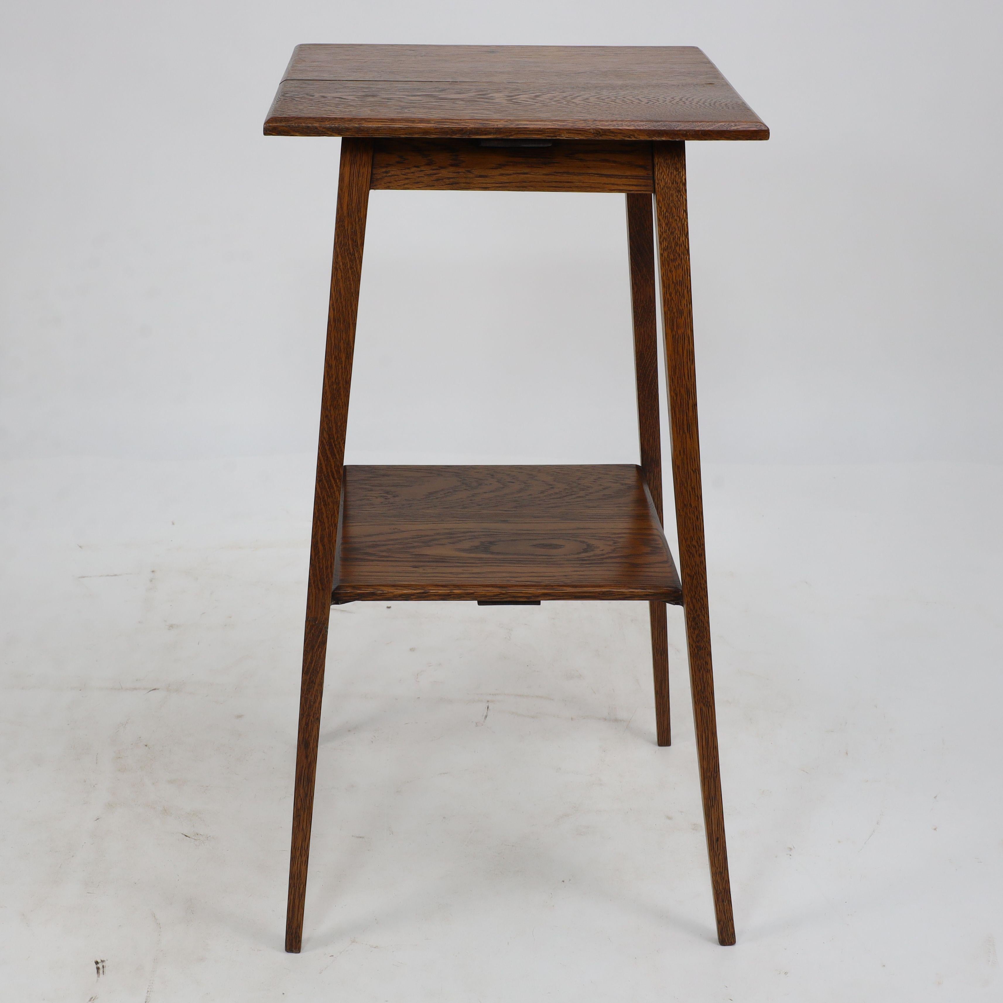 Waring and Gillow. A good quality little Arts and Crafts oak sidetable of fine proportions with slender tapering legs.