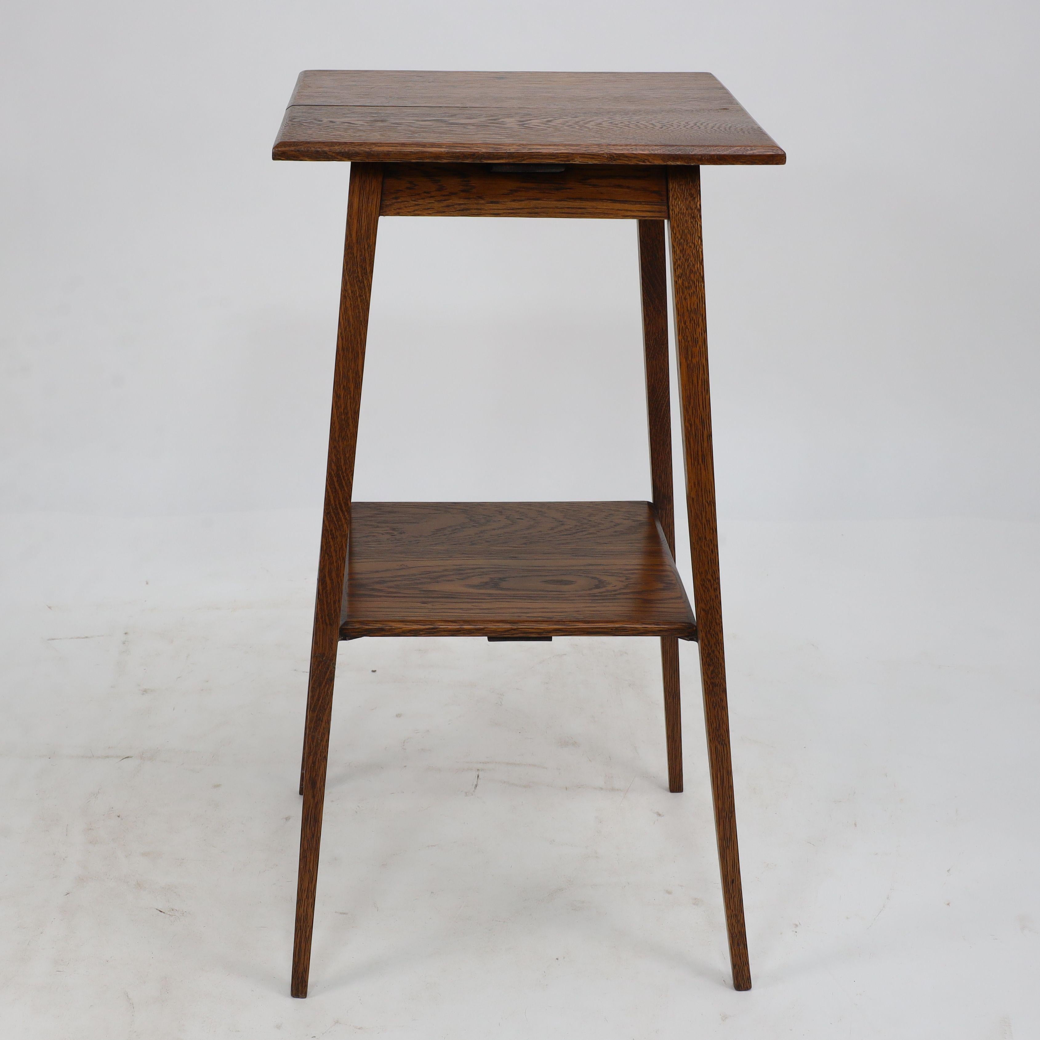 English Waring and Gillow. A good quality little Arts and Crafts oak sidetable For Sale