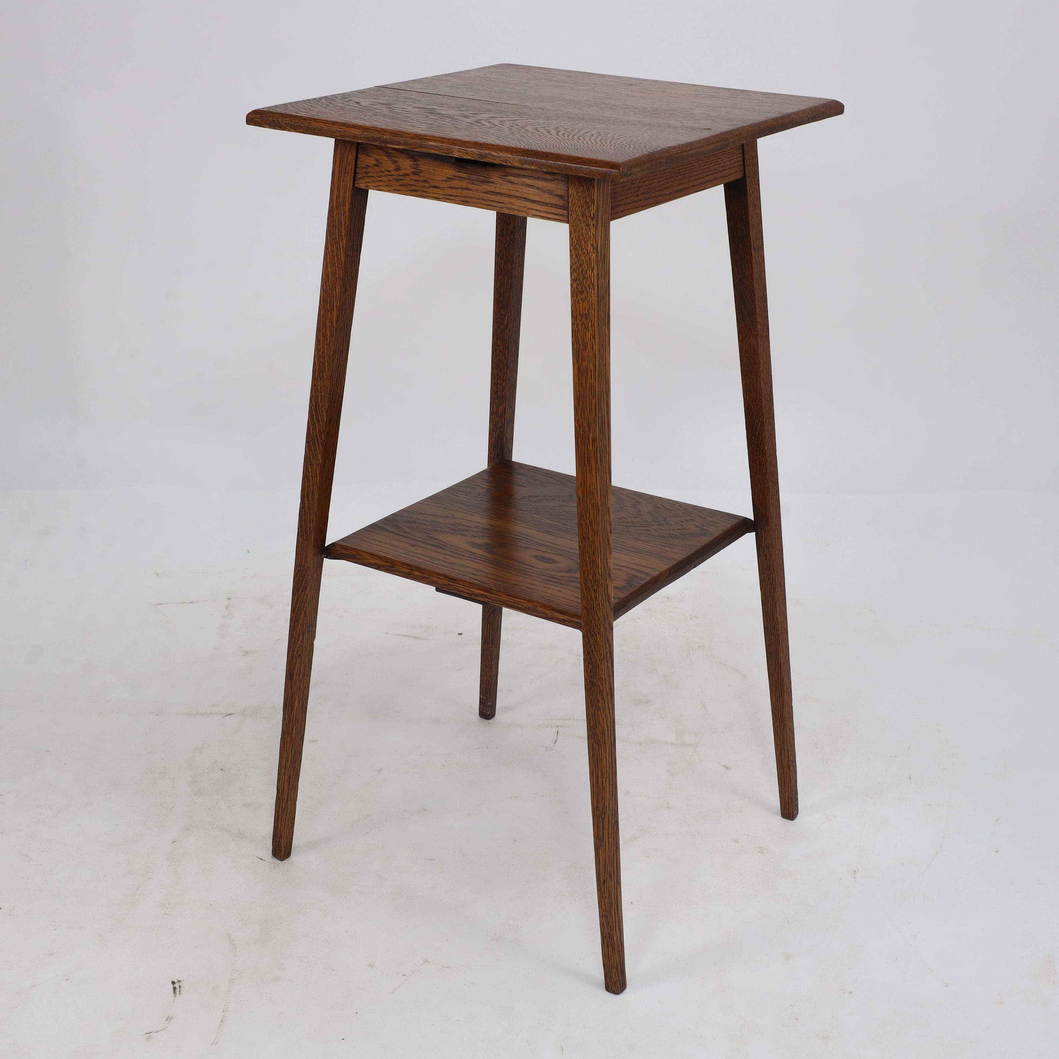 Waring and Gillow. A good quality little Arts and Crafts oak sidetable In Good Condition For Sale In London, GB