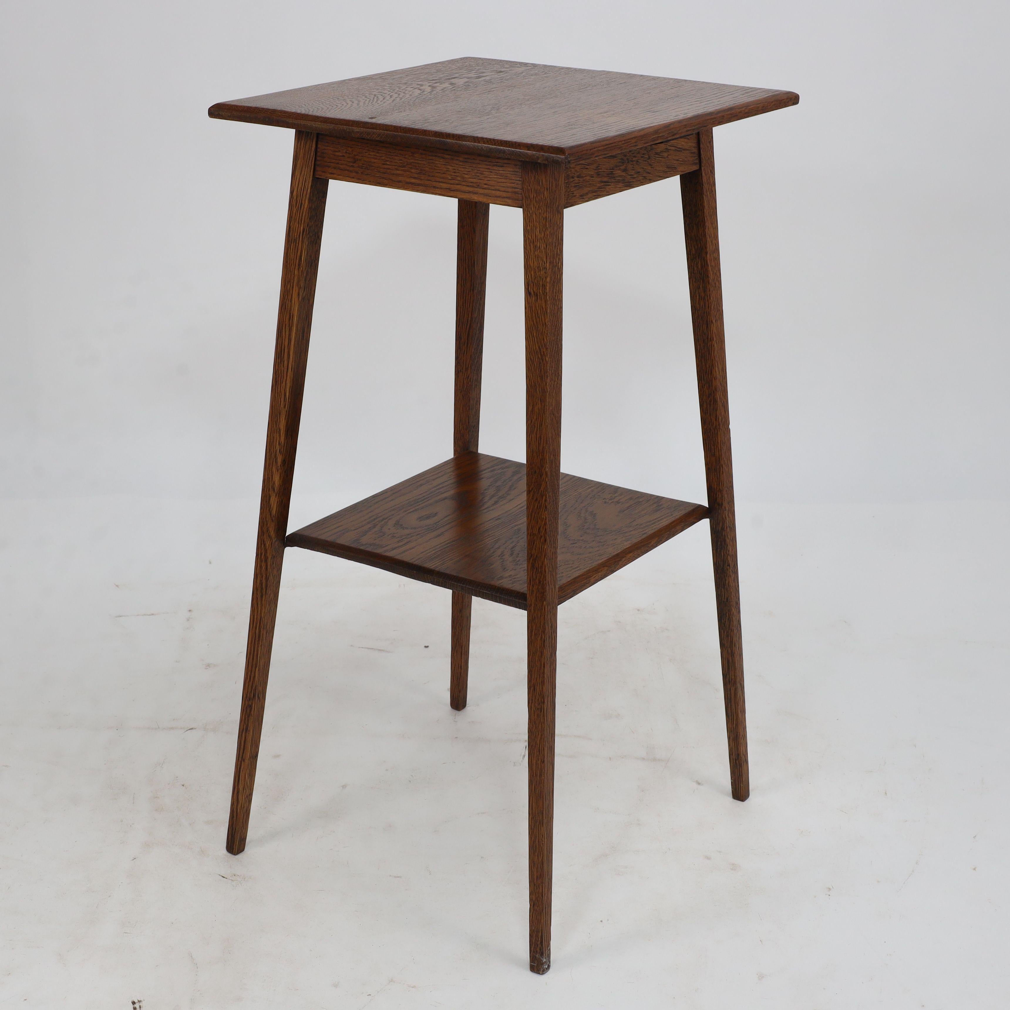 Oak Waring and Gillow. A good quality little Arts and Crafts oak sidetable For Sale
