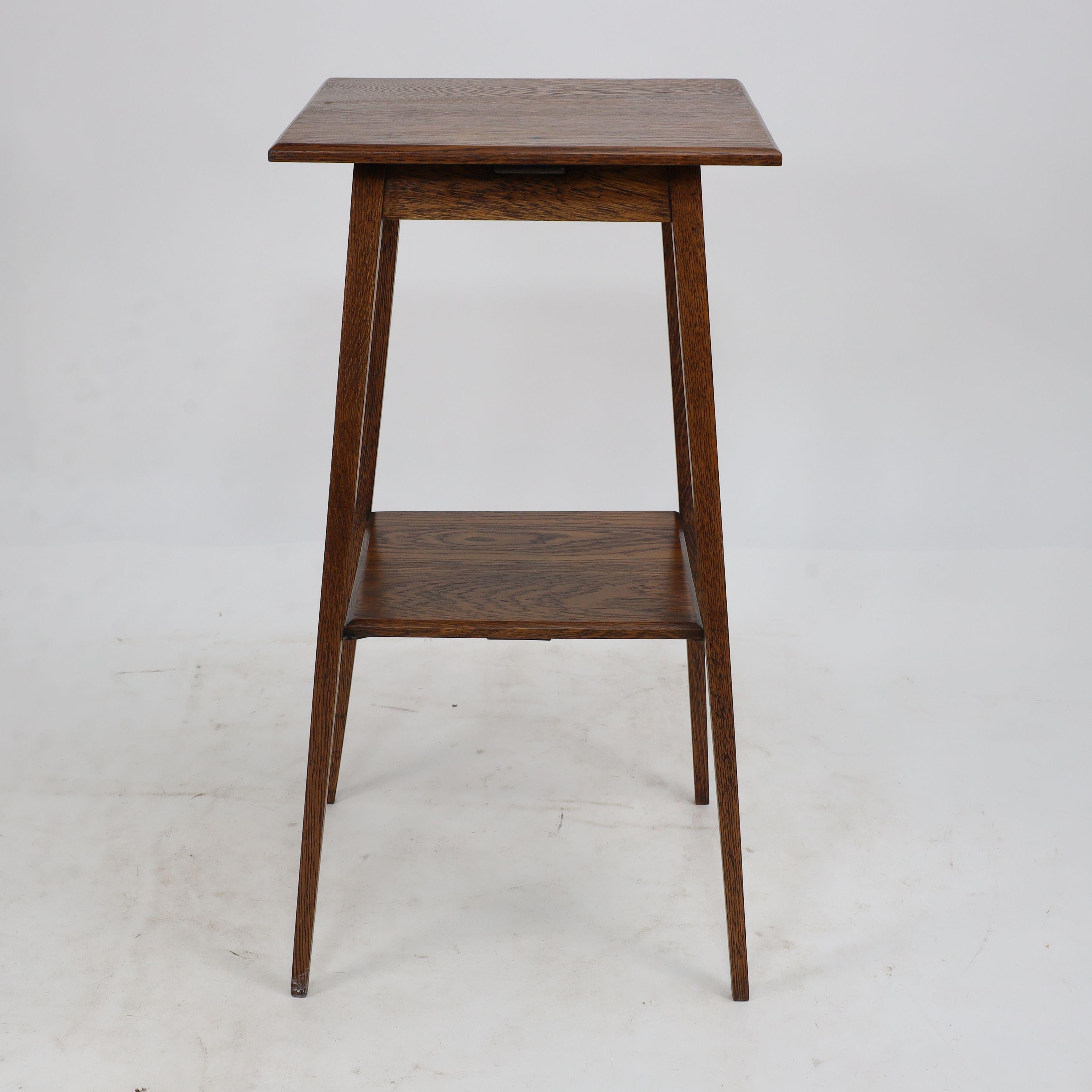 Waring and Gillow. A good quality little Arts and Crafts oak sidetable For Sale 1