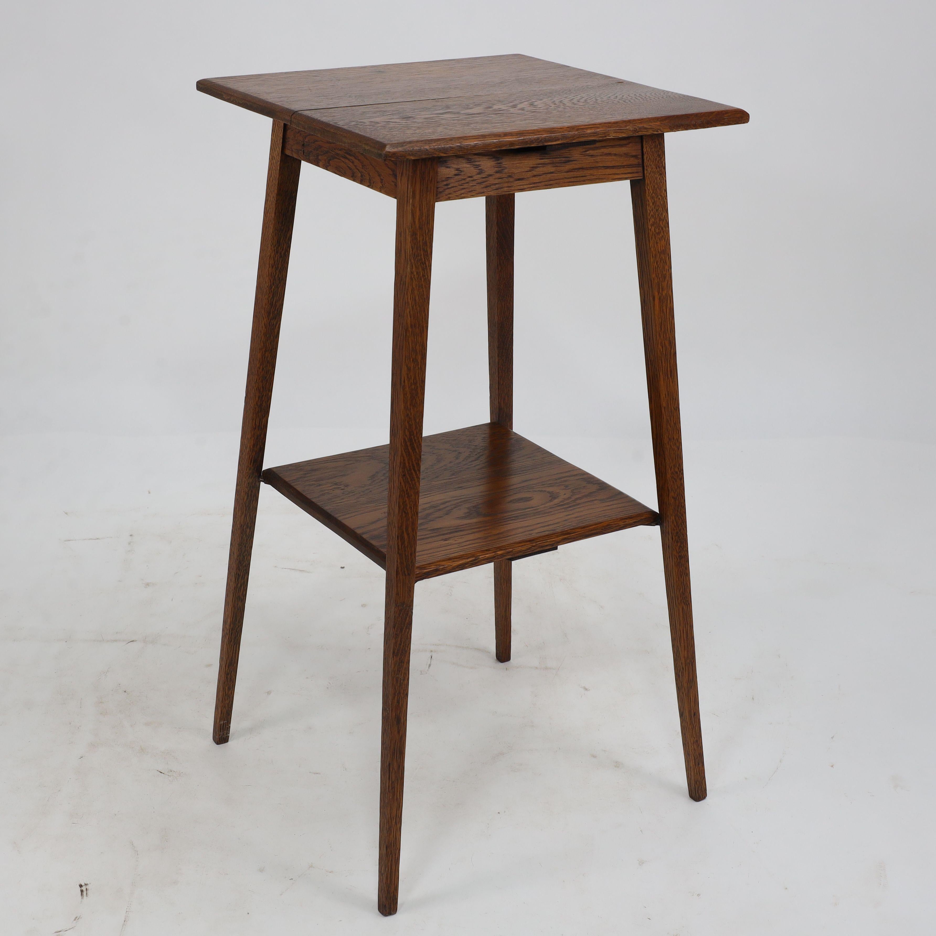 Waring and Gillow. A good quality little Arts and Crafts oak sidetable For Sale 2