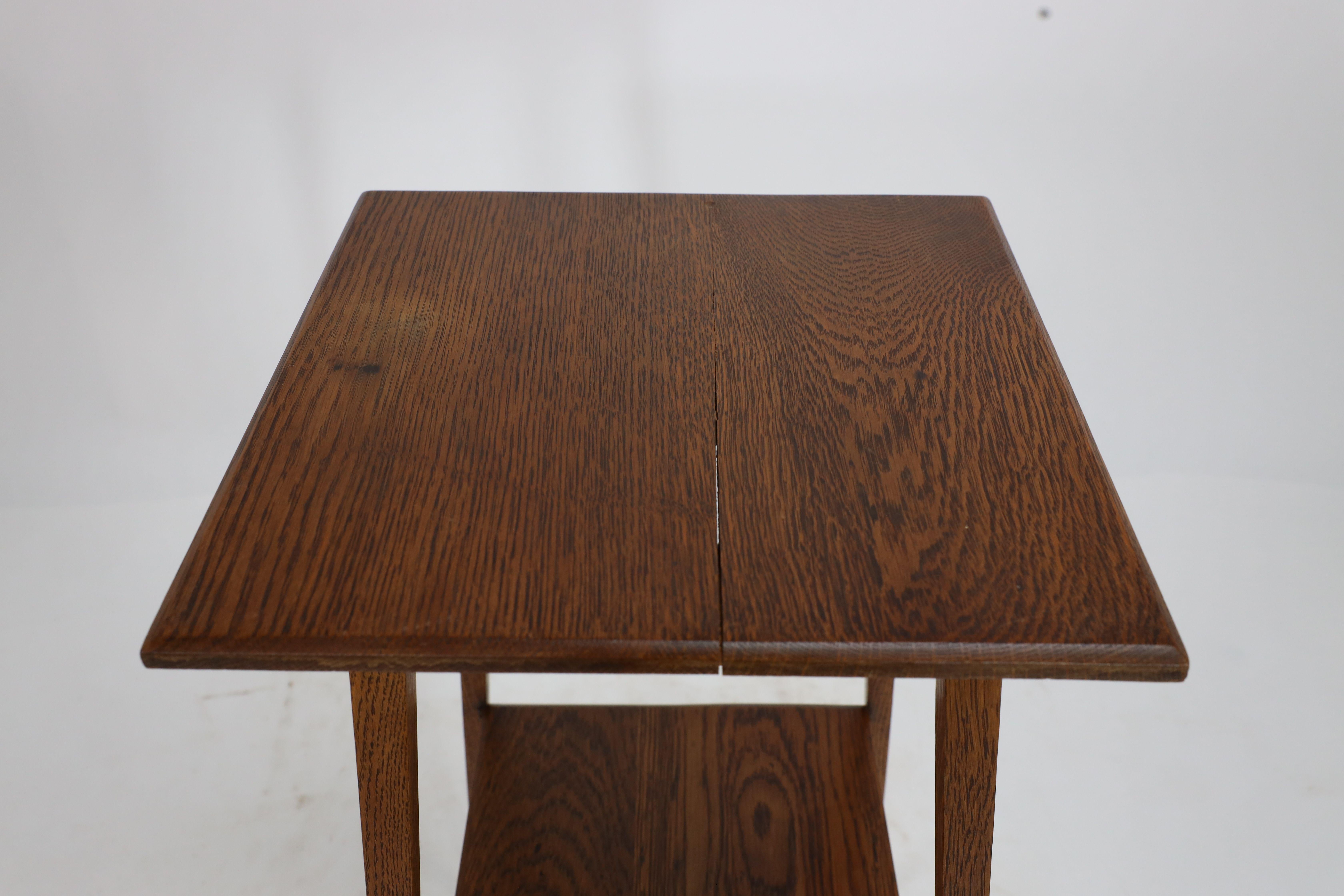 Waring and Gillow. A good quality little Arts and Crafts oak sidetable For Sale 3