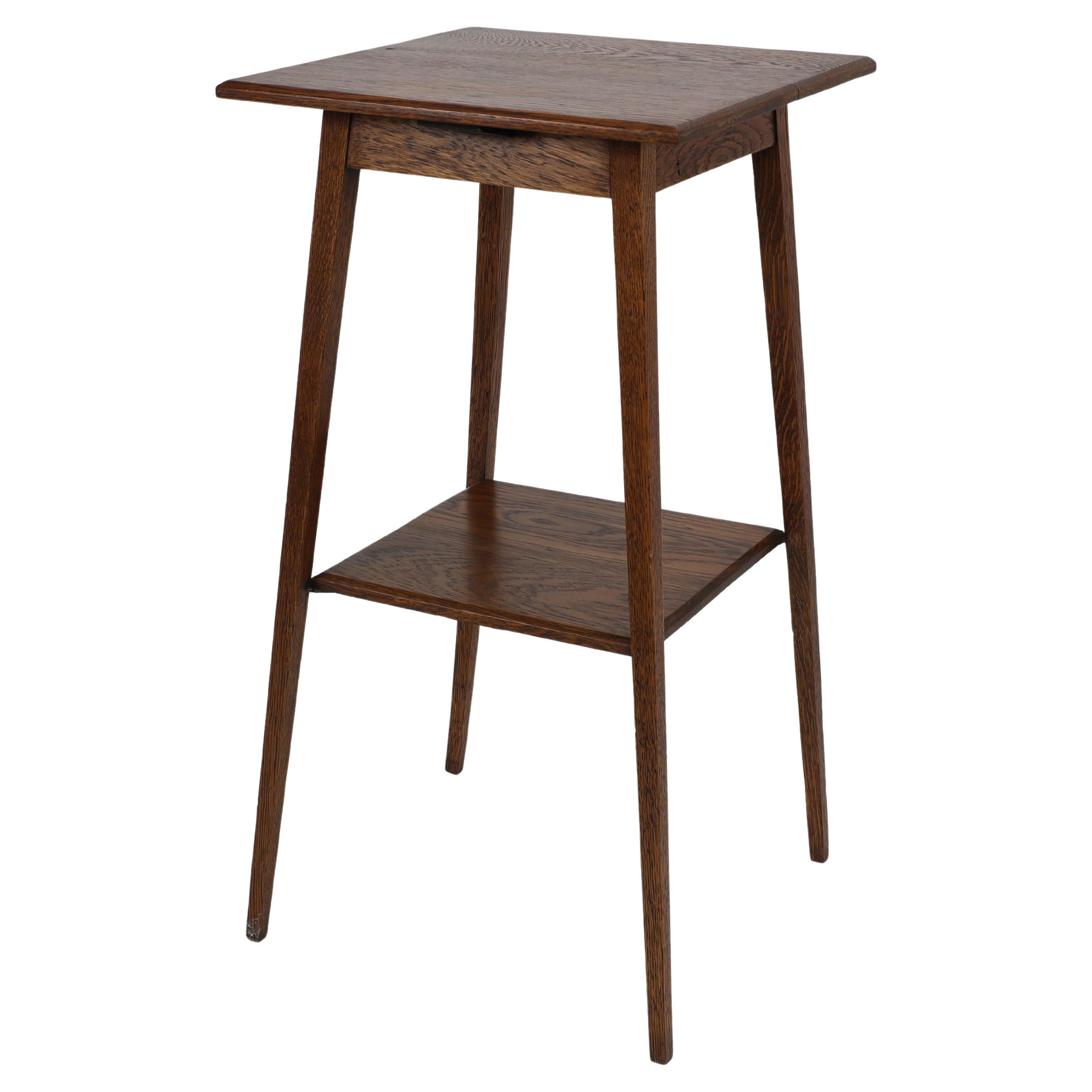 Waring & Gillow. Una pequeña mesa auxiliar de roble Arts and Crafts de buena calidad