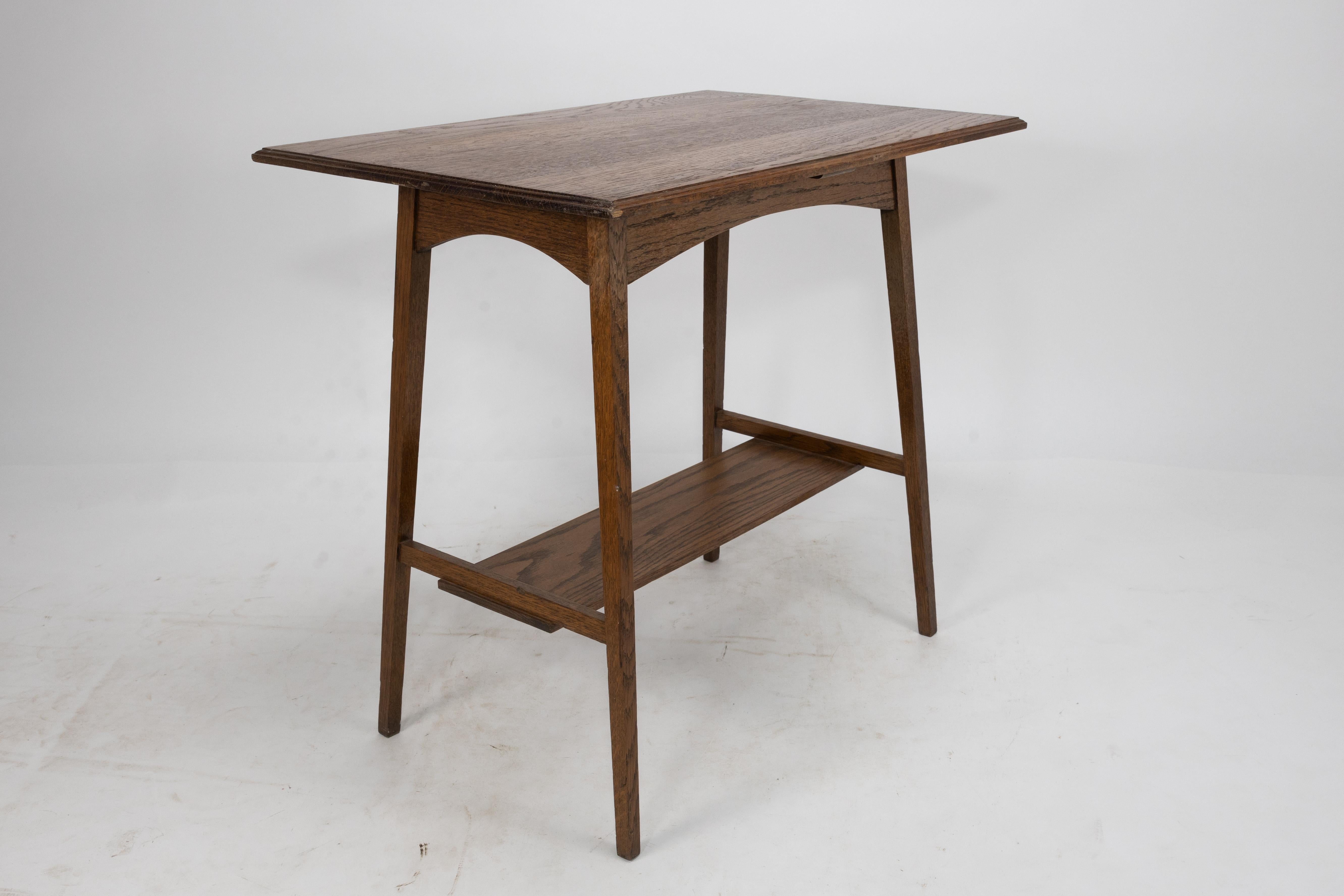Waring and Gillows Ein Paar längliche Arts and Crafts-Beistelltische mit geschwungenen Schürzen (Eichenholz) im Angebot