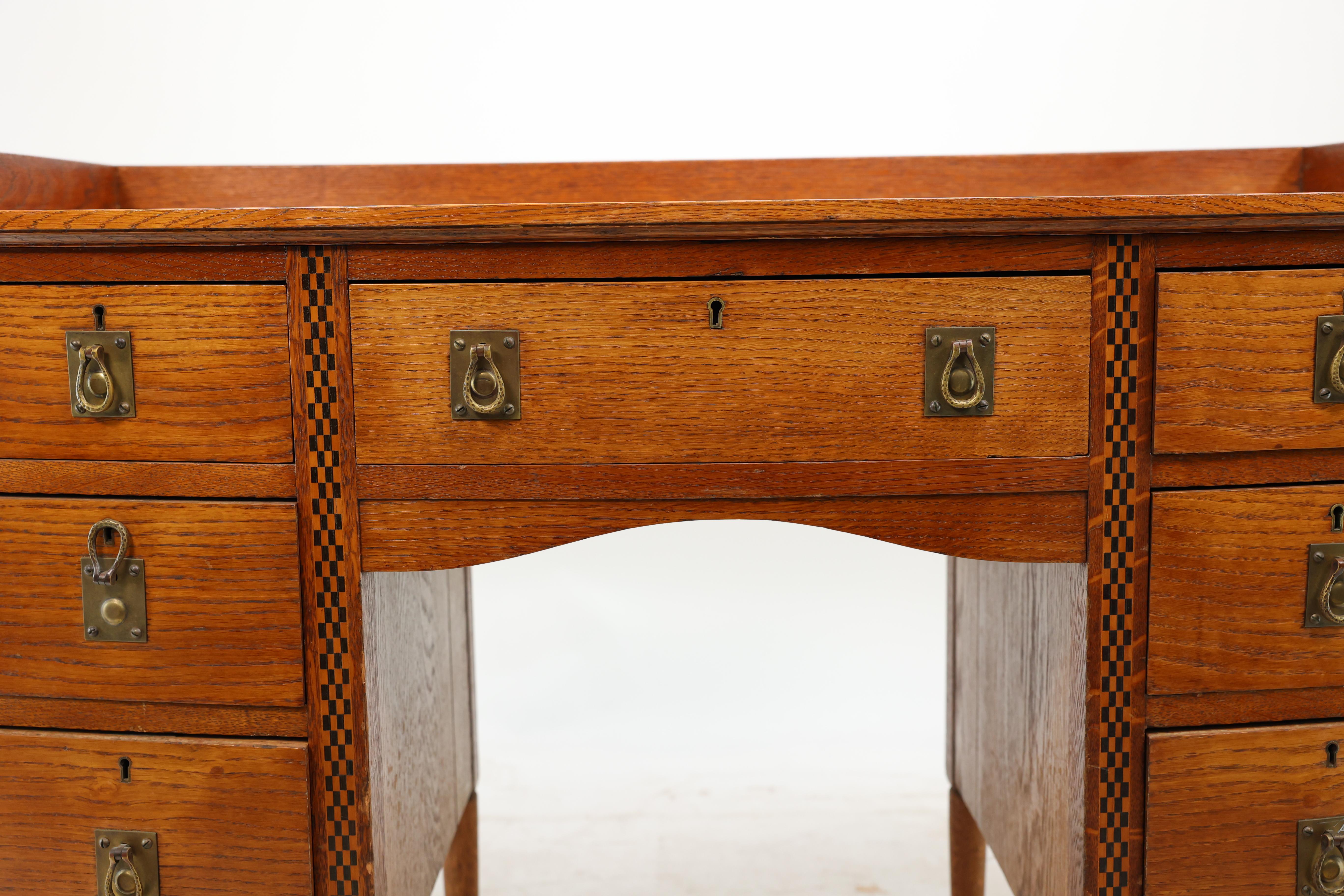 Waring et Gillow. Bureau à double piédestal à genouillère et à façade en arc de cercle de style Arts and Crafts en vente 4