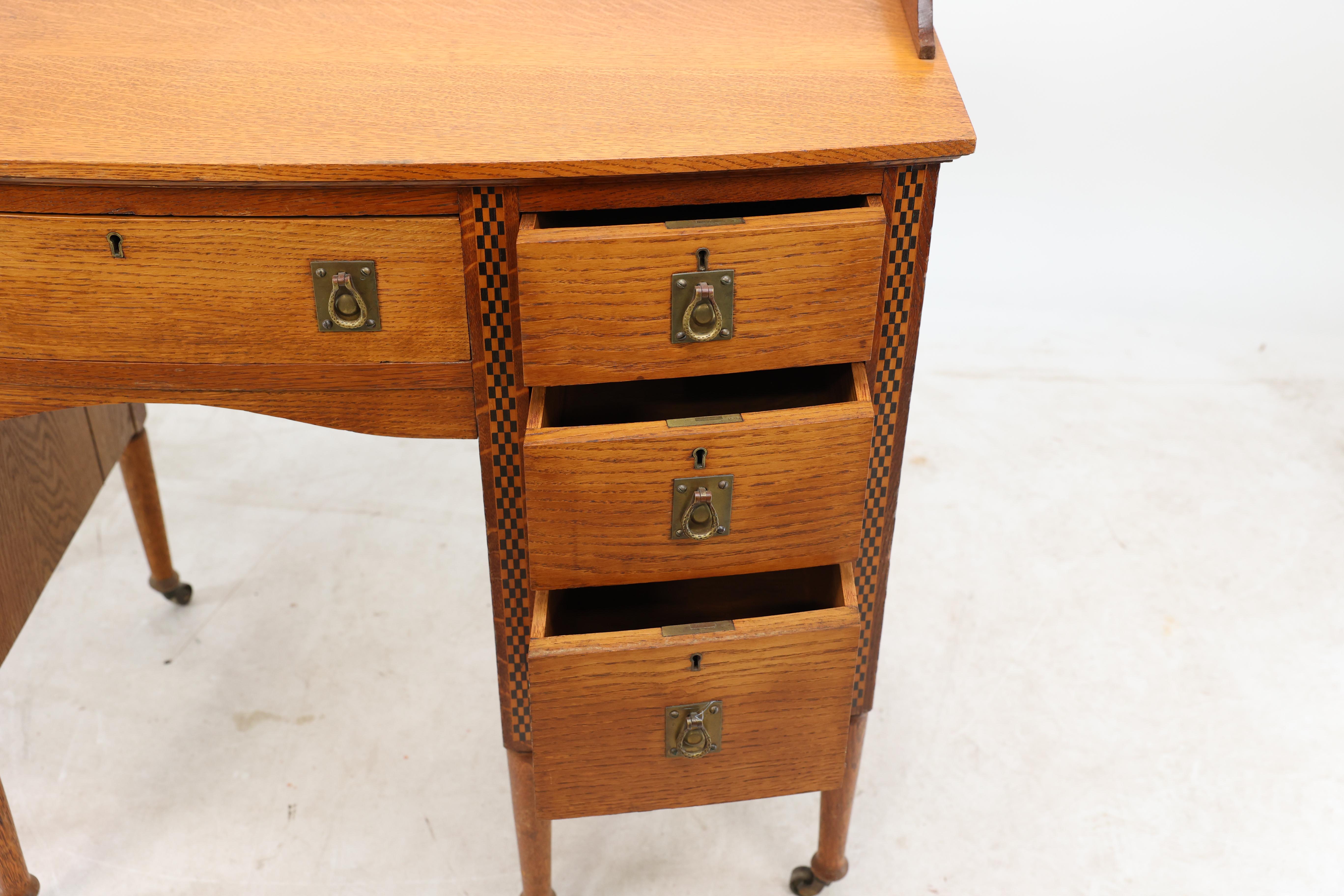 Waring et Gillow. Bureau à double piédestal à genouillère et à façade en arc de cercle de style Arts and Crafts en vente 5