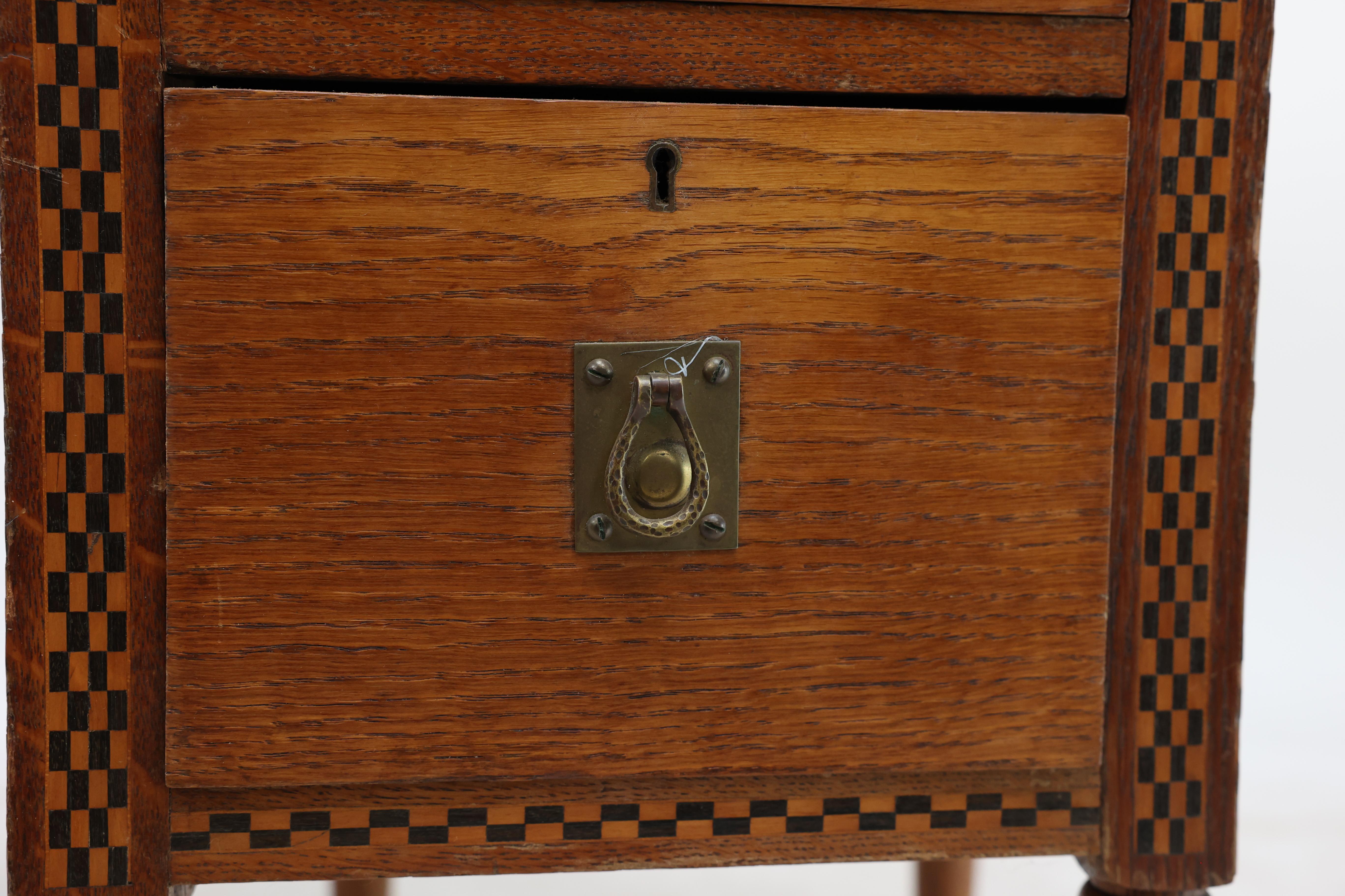 Waring et Gillow. Bureau à double piédestal à genouillère et à façade en arc de cercle de style Arts and Crafts en vente 7