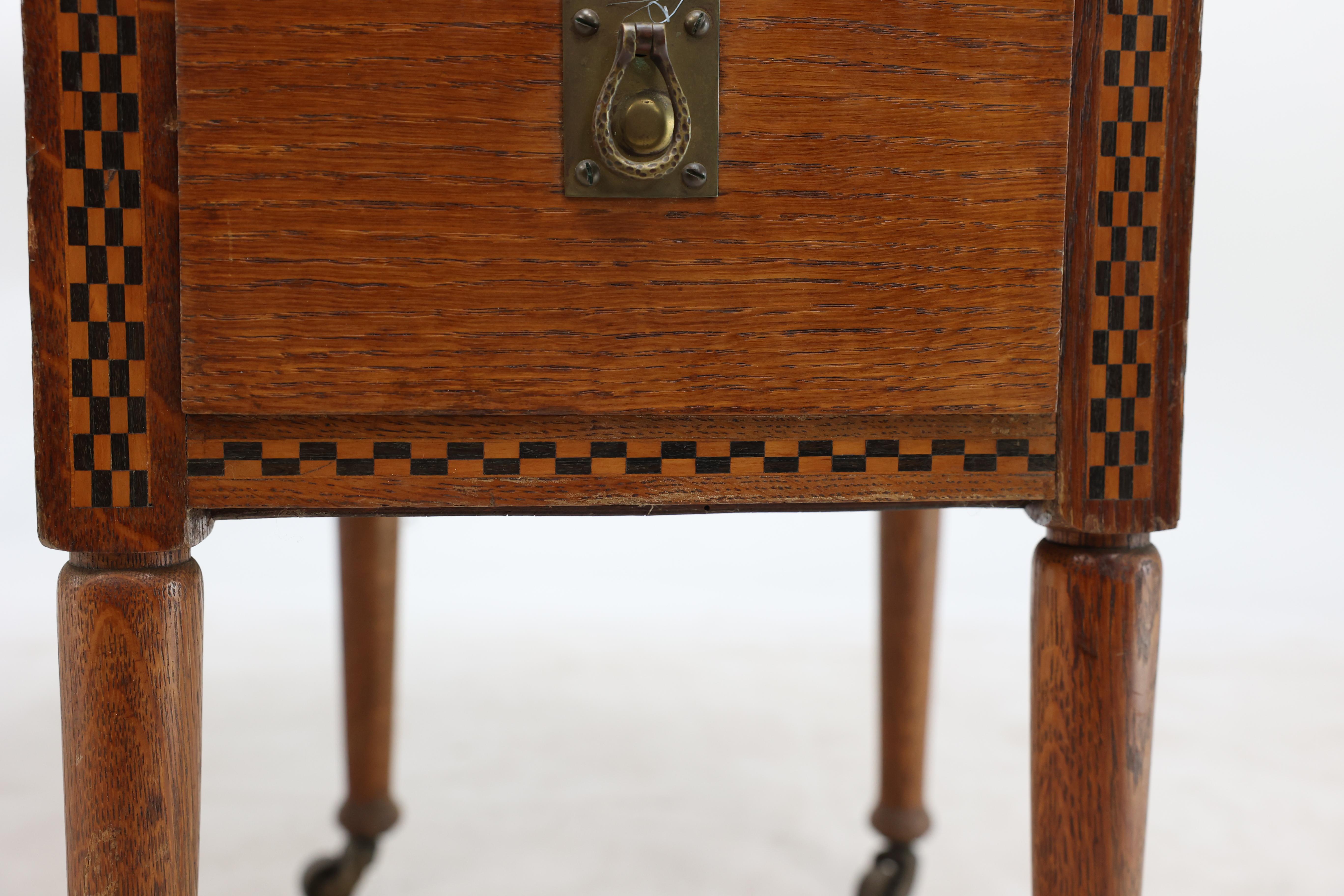 Waring et Gillow. Bureau à double piédestal à genouillère et à façade en arc de cercle de style Arts and Crafts en vente 8