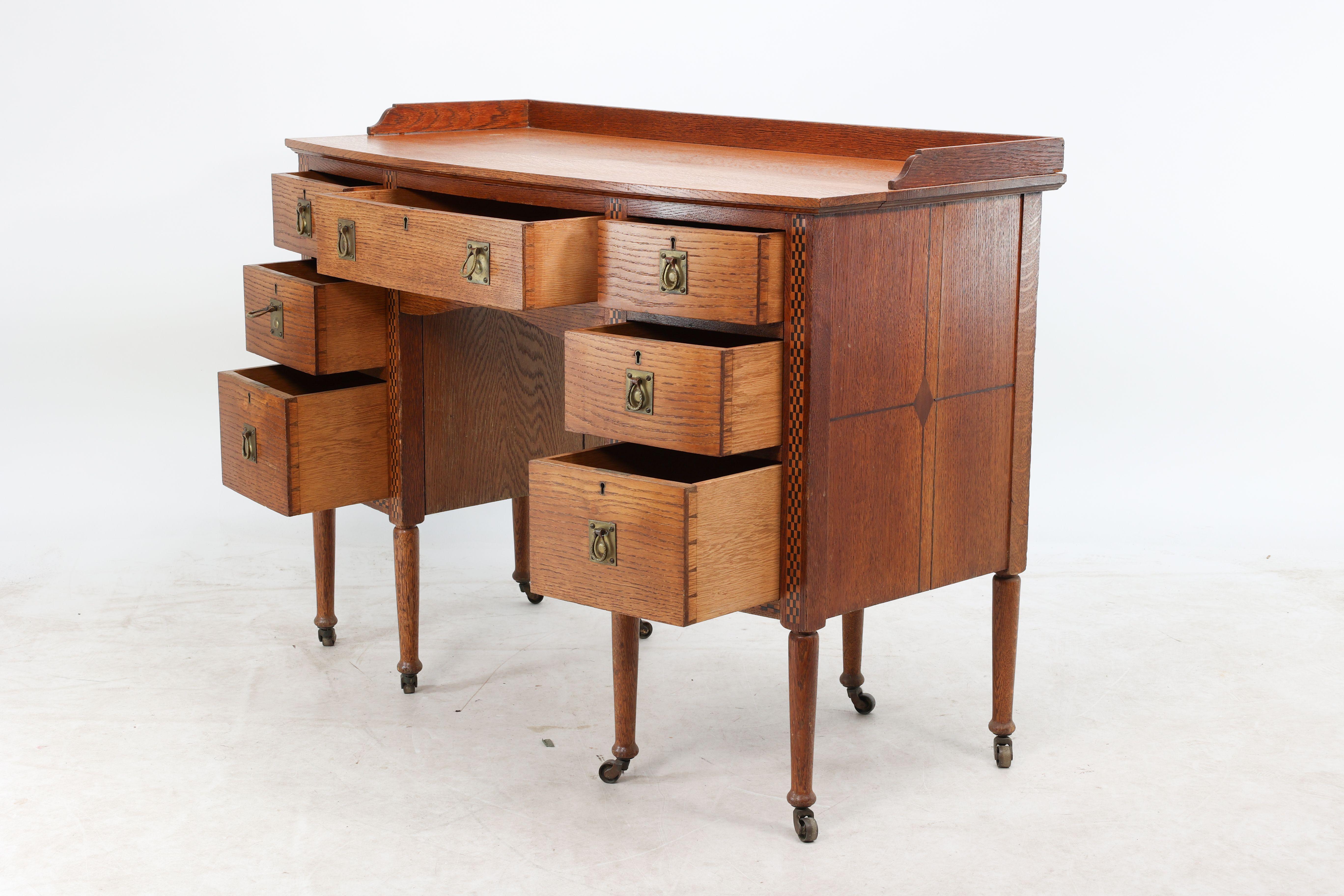Anglais Waring et Gillow. Bureau à double piédestal à genouillère et à façade en arc de cercle de style Arts and Crafts en vente