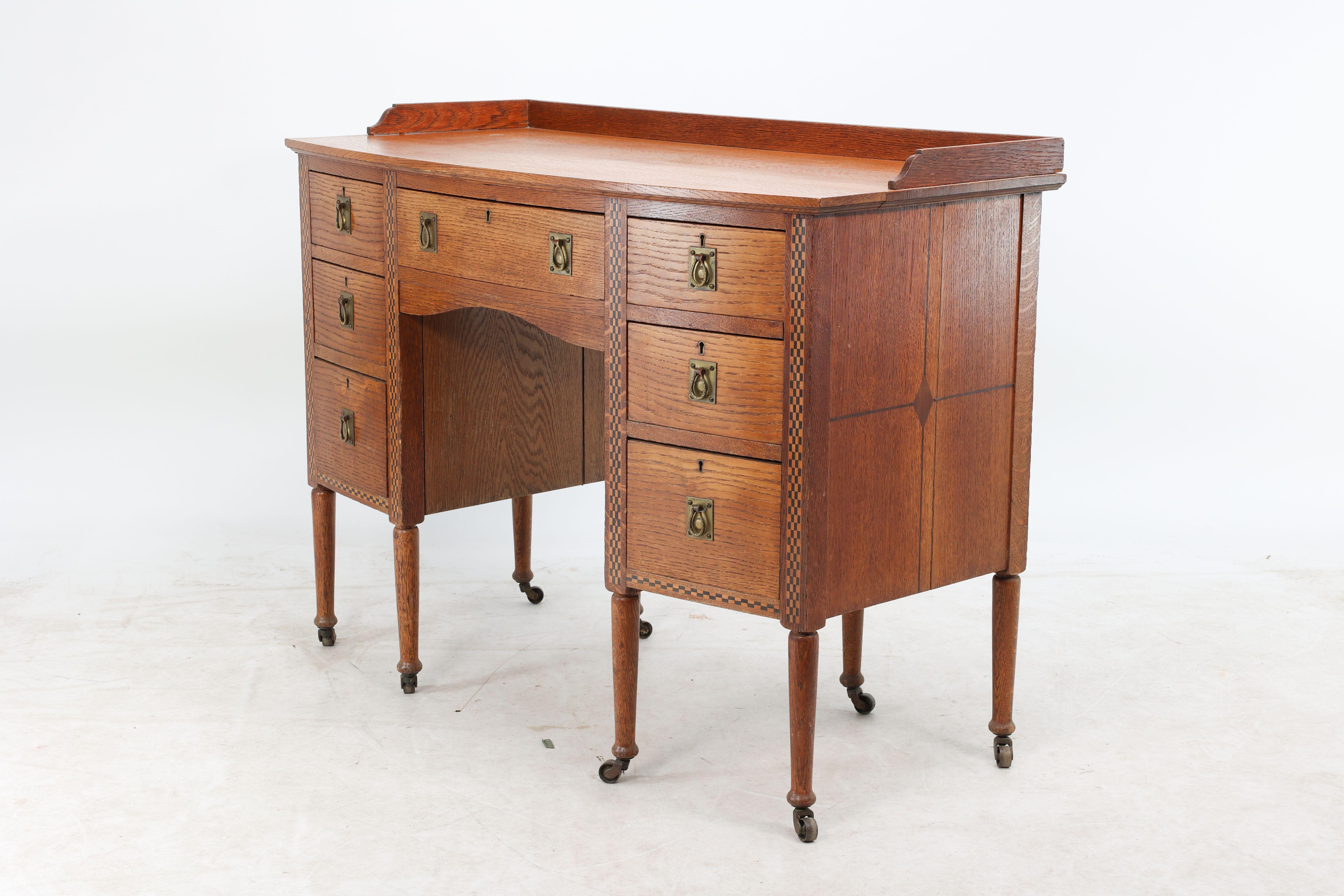 Waring et Gillow. Bureau à double piédestal à genouillère et à façade en arc de cercle de style Arts and Crafts Bon état - En vente à London, GB