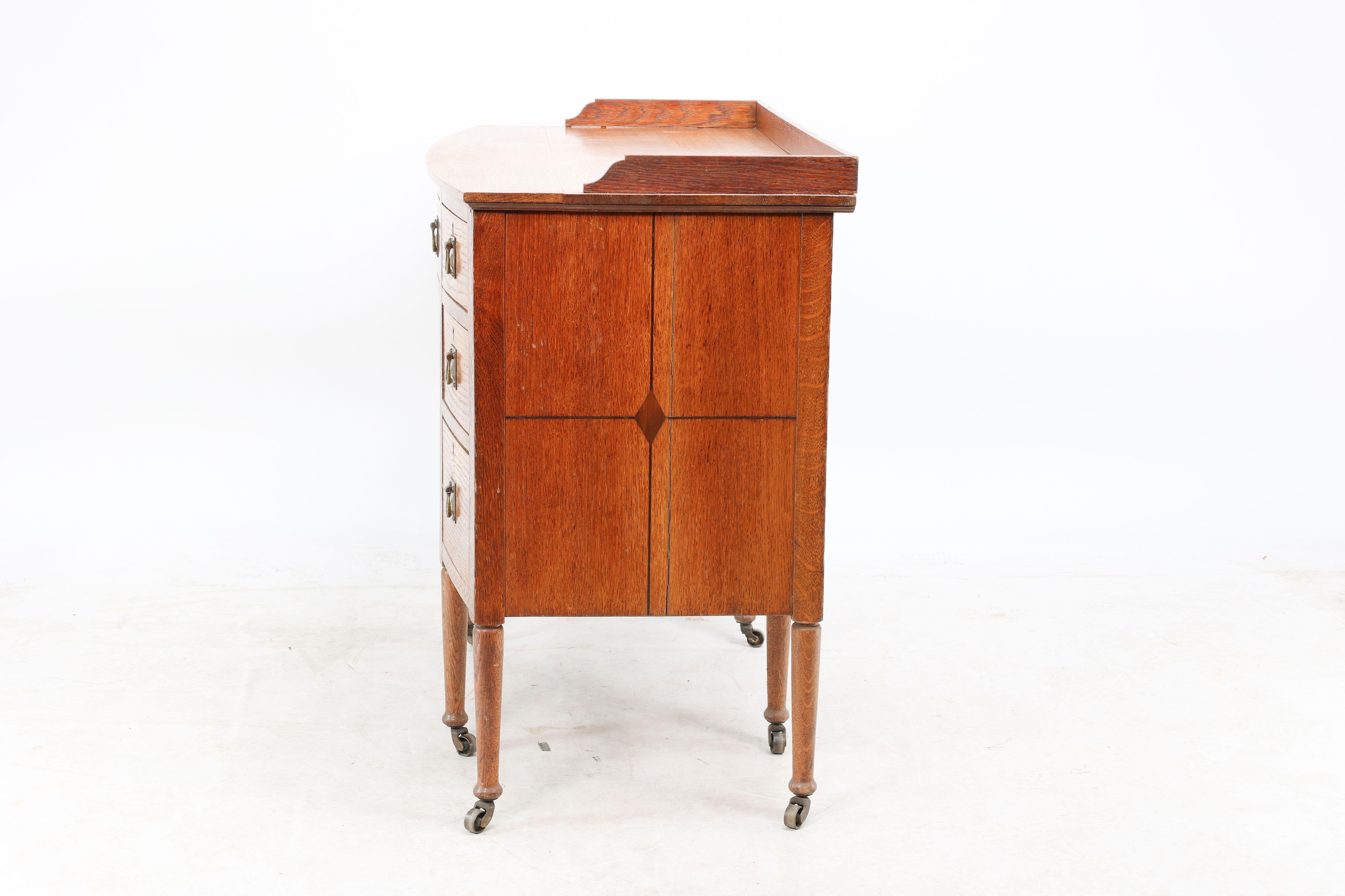 Début du 20ème siècle Waring et Gillow. Bureau à double piédestal à genouillère et à façade en arc de cercle de style Arts and Crafts en vente