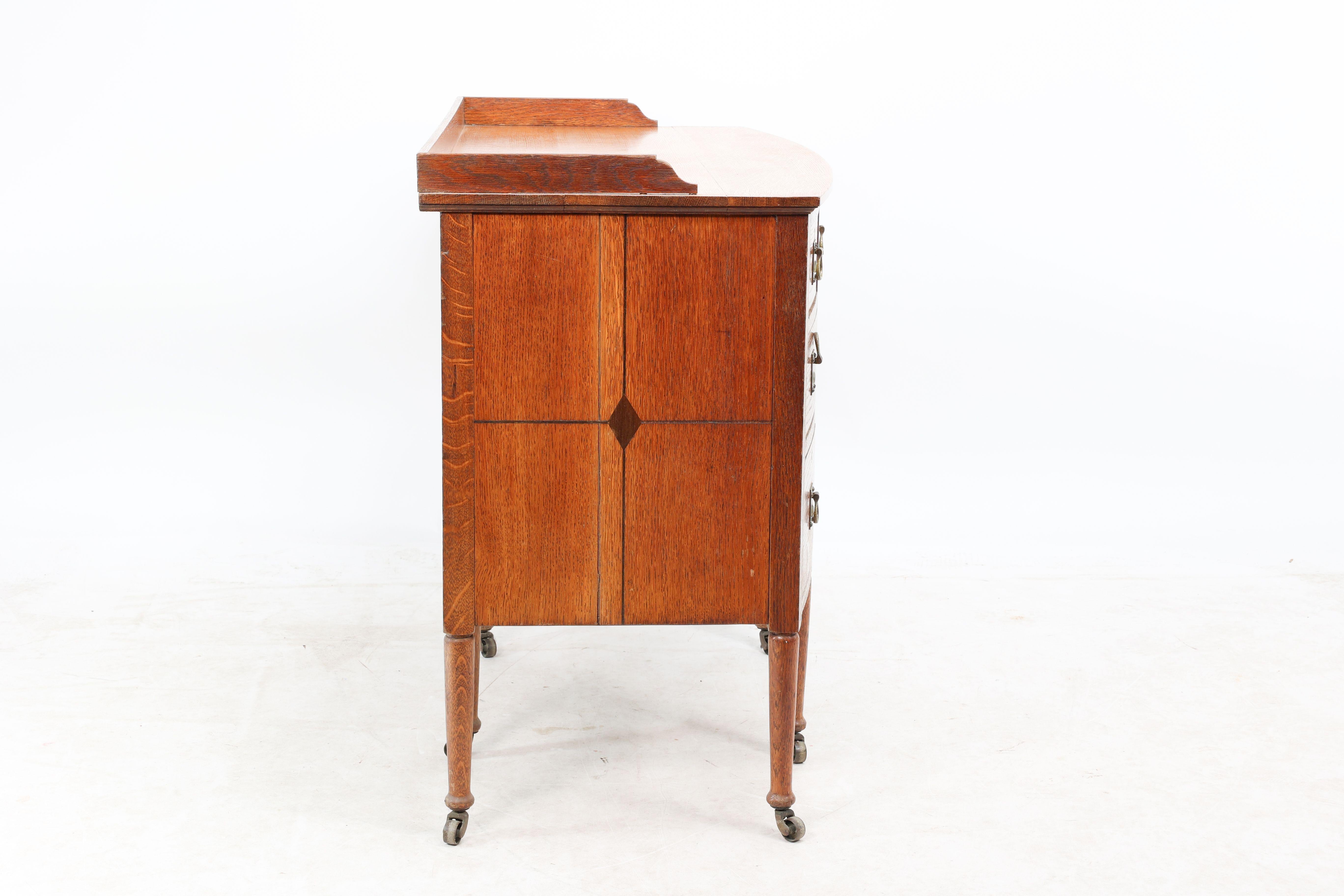 Laiton Waring et Gillow. Bureau à double piédestal à genouillère et à façade en arc de cercle de style Arts and Crafts en vente