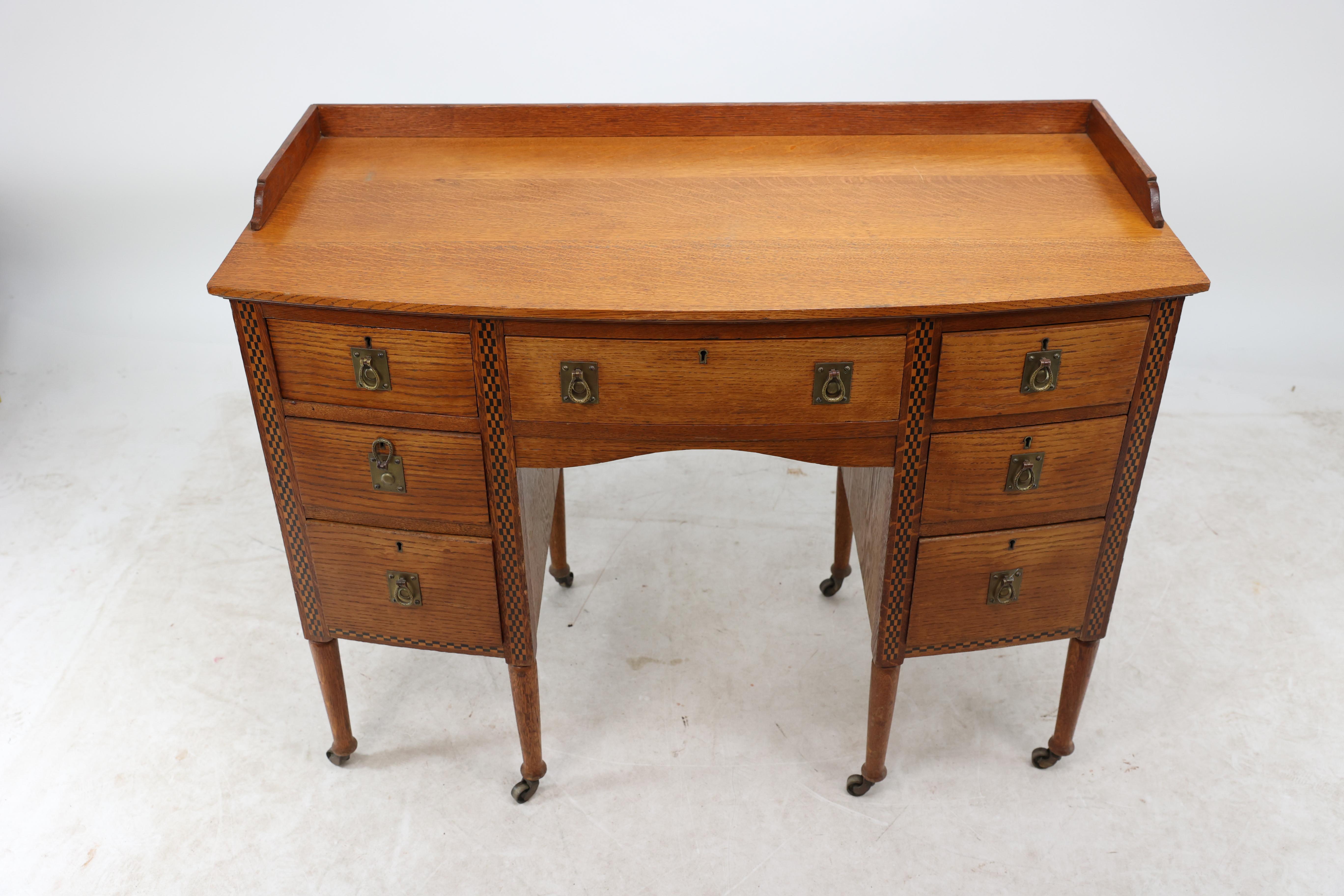 Waring et Gillow. Bureau à double piédestal à genouillère et à façade en arc de cercle de style Arts and Crafts en vente 1