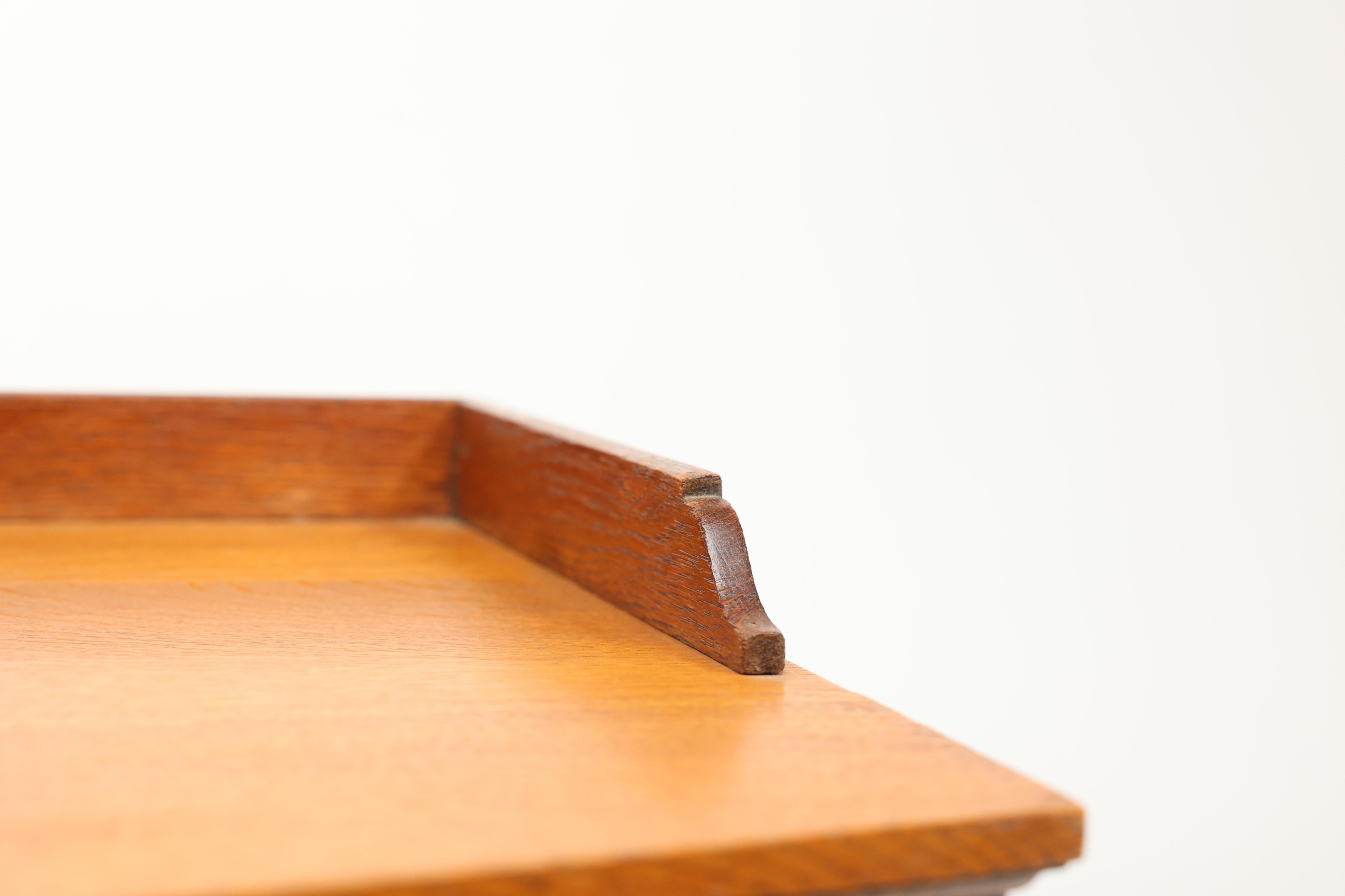 Waring et Gillow. Bureau à double piédestal à genouillère et à façade en arc de cercle de style Arts and Crafts en vente 3