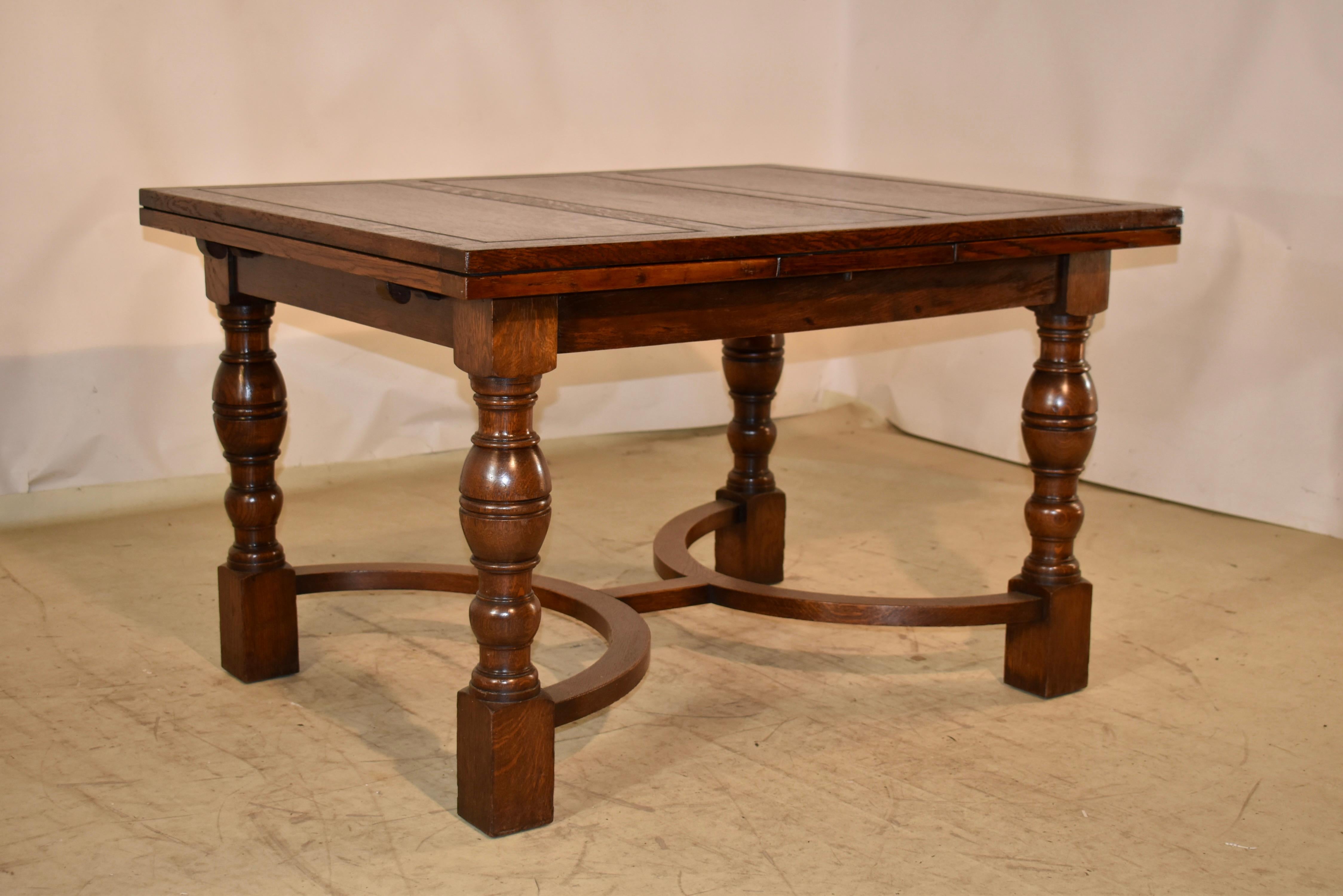Waring and Gillow Signierter getäfelter Tisch mit Schublade, CIRCA 1920 (Englisch) im Angebot