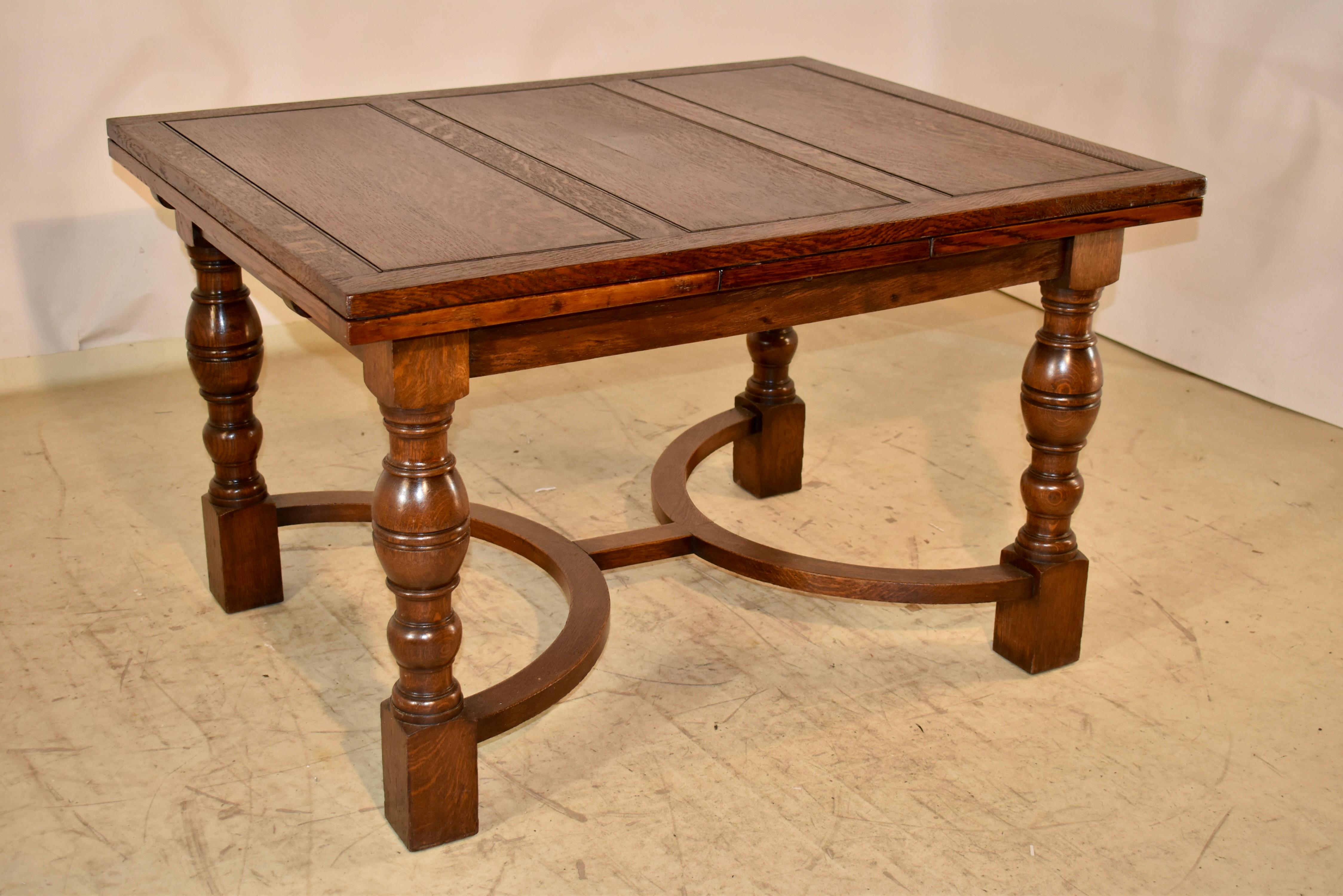 Waring and Gillow Signierter getäfelter Tisch mit Schublade, CIRCA 1920 (Gedrechselt) im Angebot