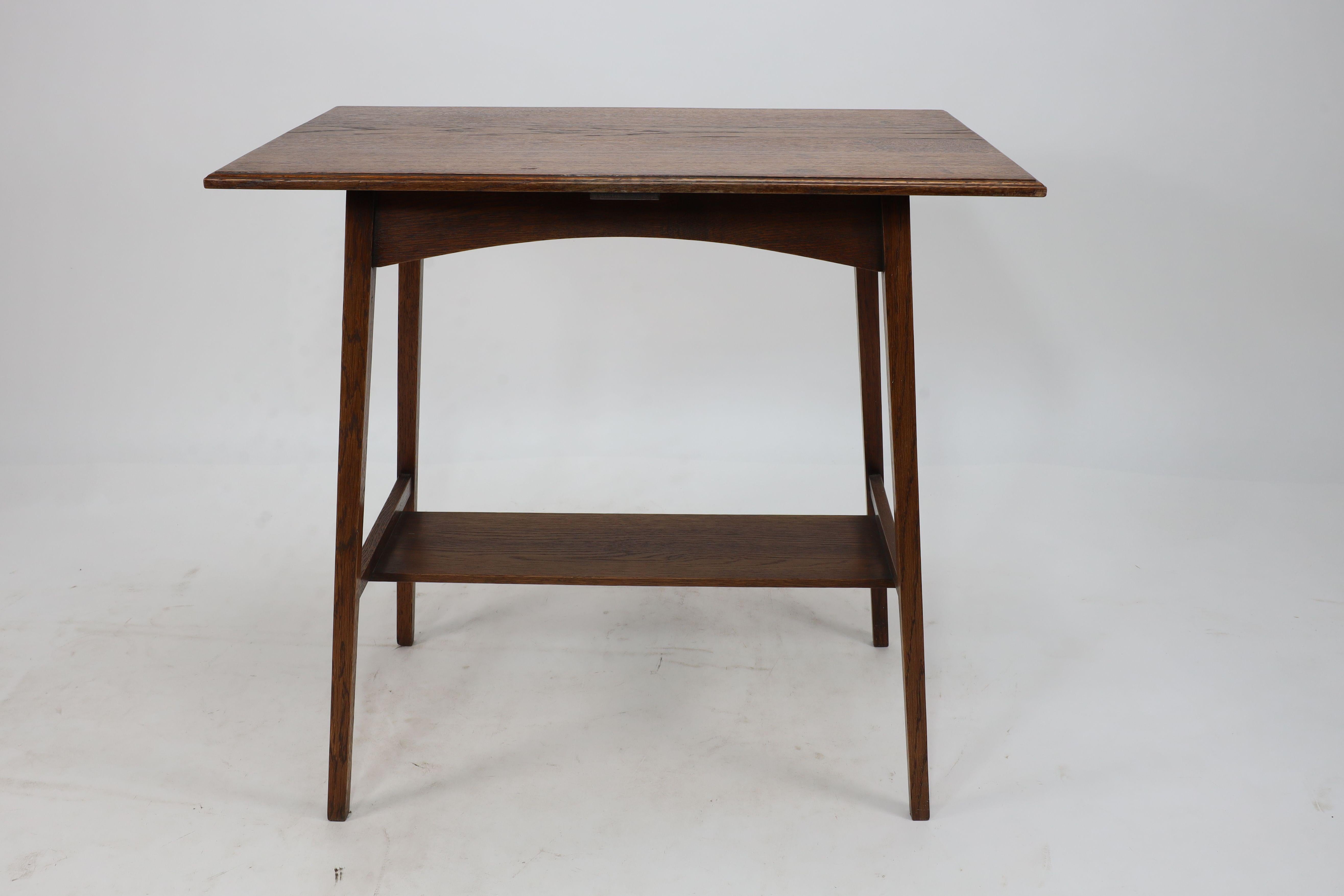 Waring und Gillow. Ein Paar Beistelltische aus der Zeit des Arts and Crafts mit länglicher Platte und geschwungenen Schürzen darunter, die auf schlanken, sich verjüngenden Beinen stehen, die durch Strecker und eine angepasste untere Ablage verbunden