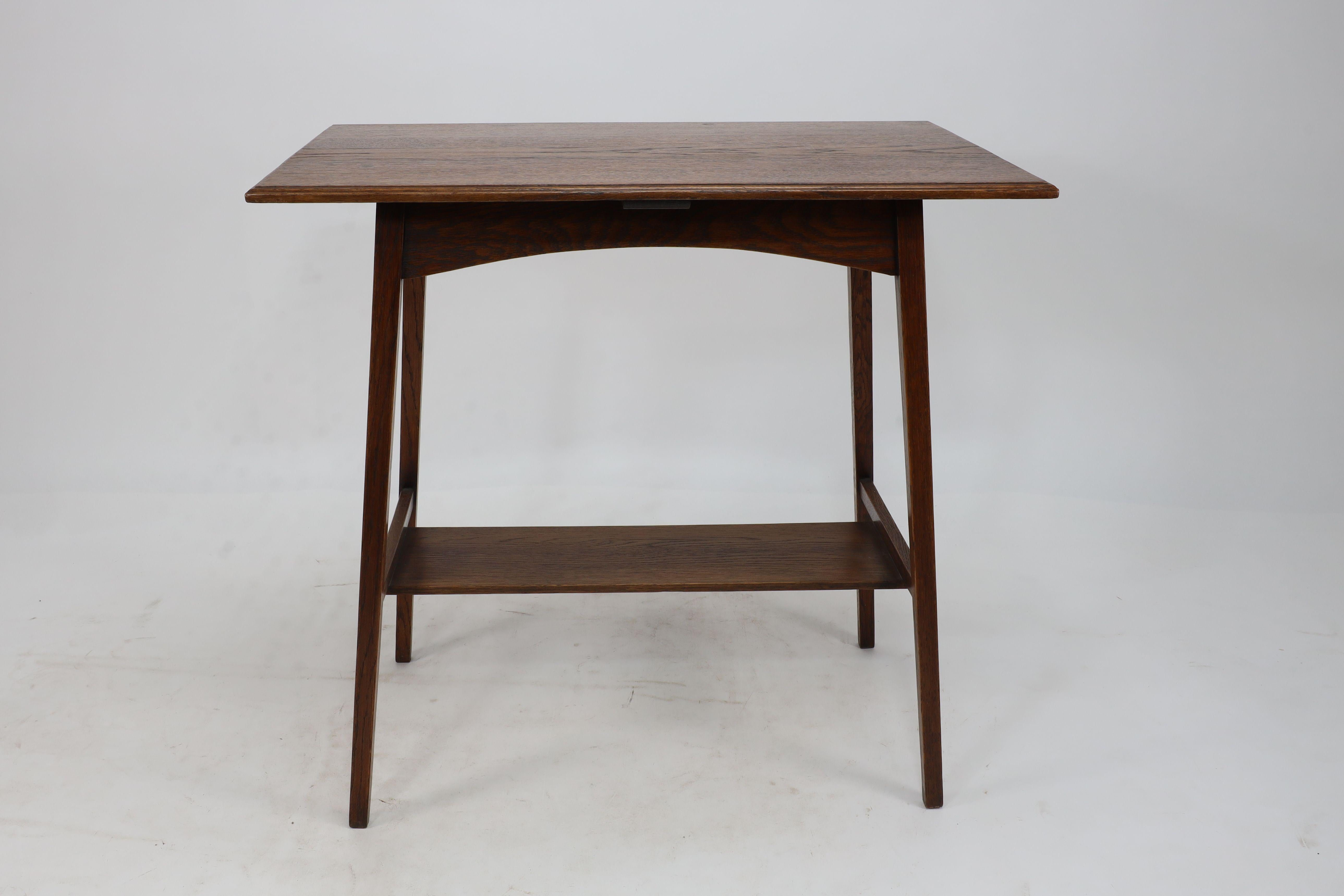 Waring & Gillow. Ein Paar Beistelltische aus Eiche im Glasgow-Stil (Arts and Crafts) (Eichenholz) im Angebot