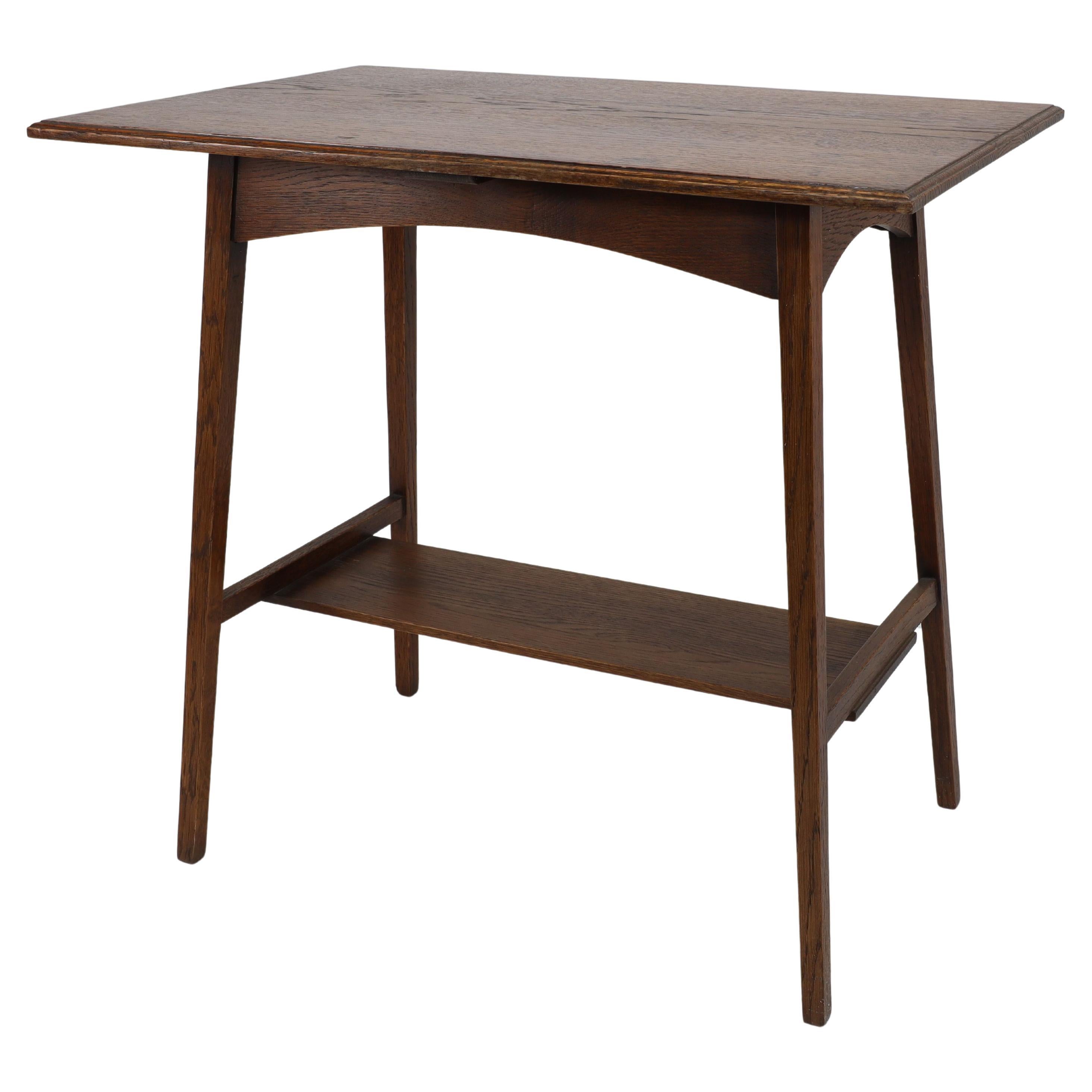 Waring & Gillow. Pareja de mesas auxiliares de roble estilo Arts and Crafts Glasgow