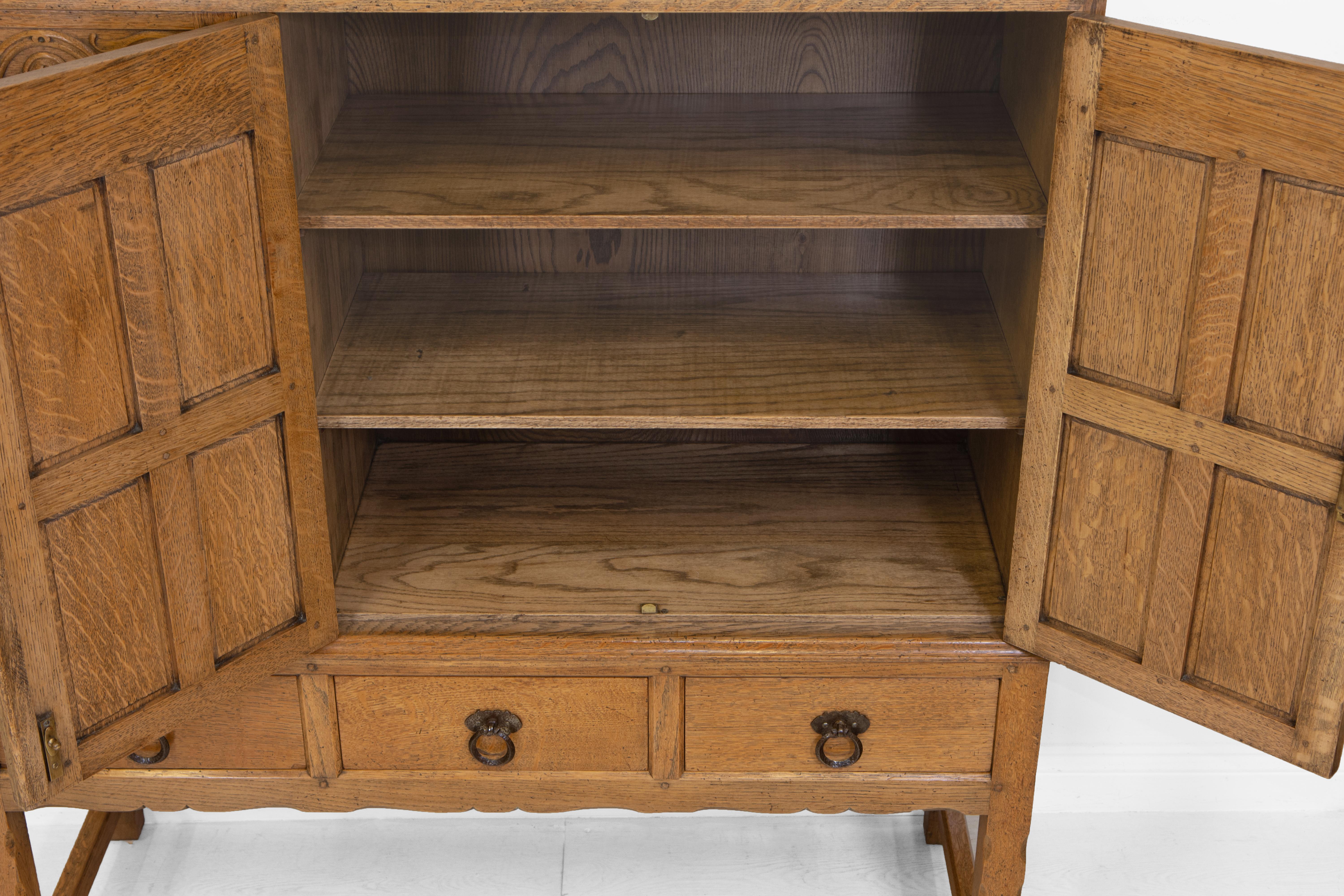 Waring & Gillow Oak Cotswold School Manner Arts And Crafts Cabinet Circa 1920 For Sale 2
