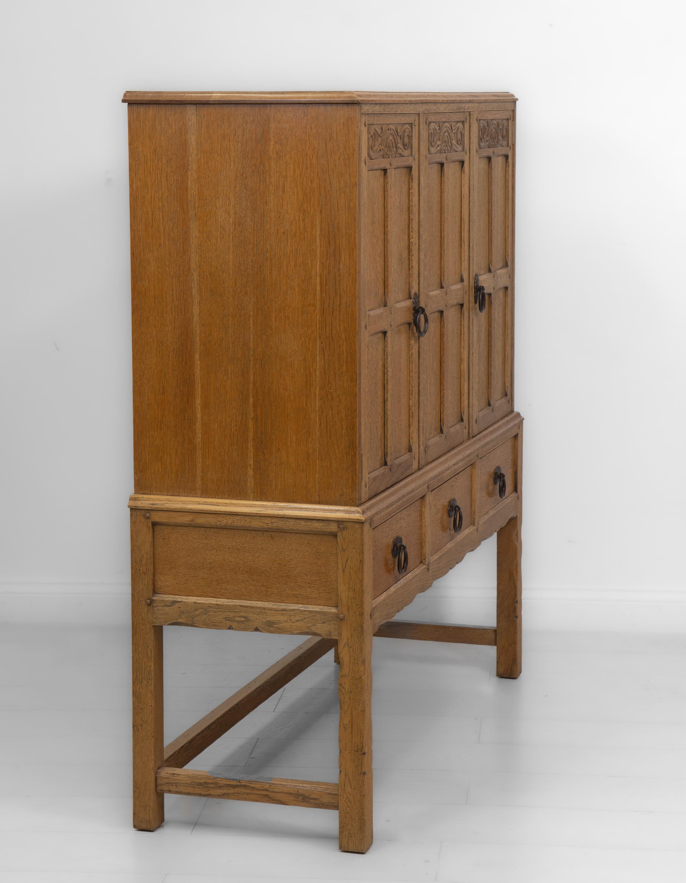 Waring & Gillow Oak Cotswold School Manner Arts And Crafts Cabinet Circa 1920 For Sale 3