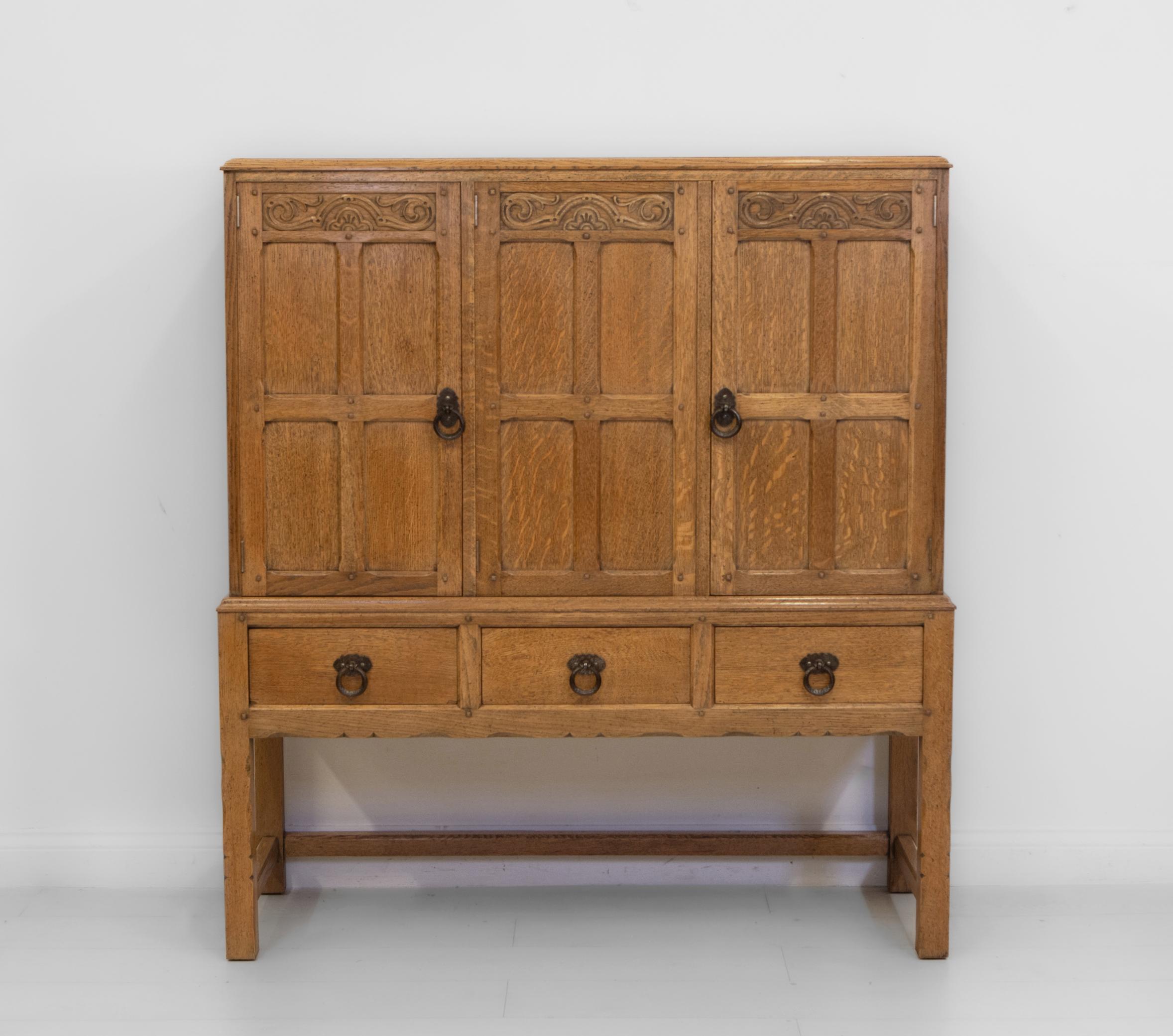 Waring & Gillow Oak Cotswold School Manner Arts And Crafts Cabinet Circa 1920 For Sale 9