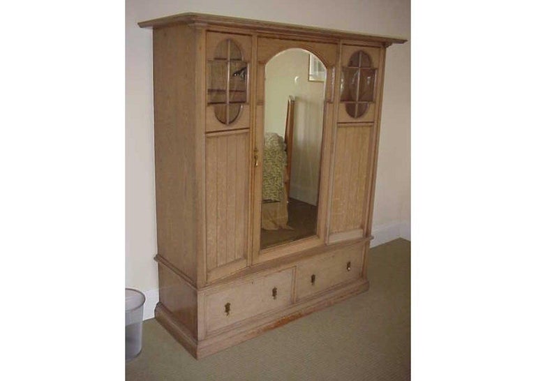 Waring and Gillows. In the style of George Walton.
A rare Glasgow style Arts & Crafts oak wardrobe with a matching dressing table combined with a well balanced use of chequered inlays.
They share an early type of see through finish in a silvery