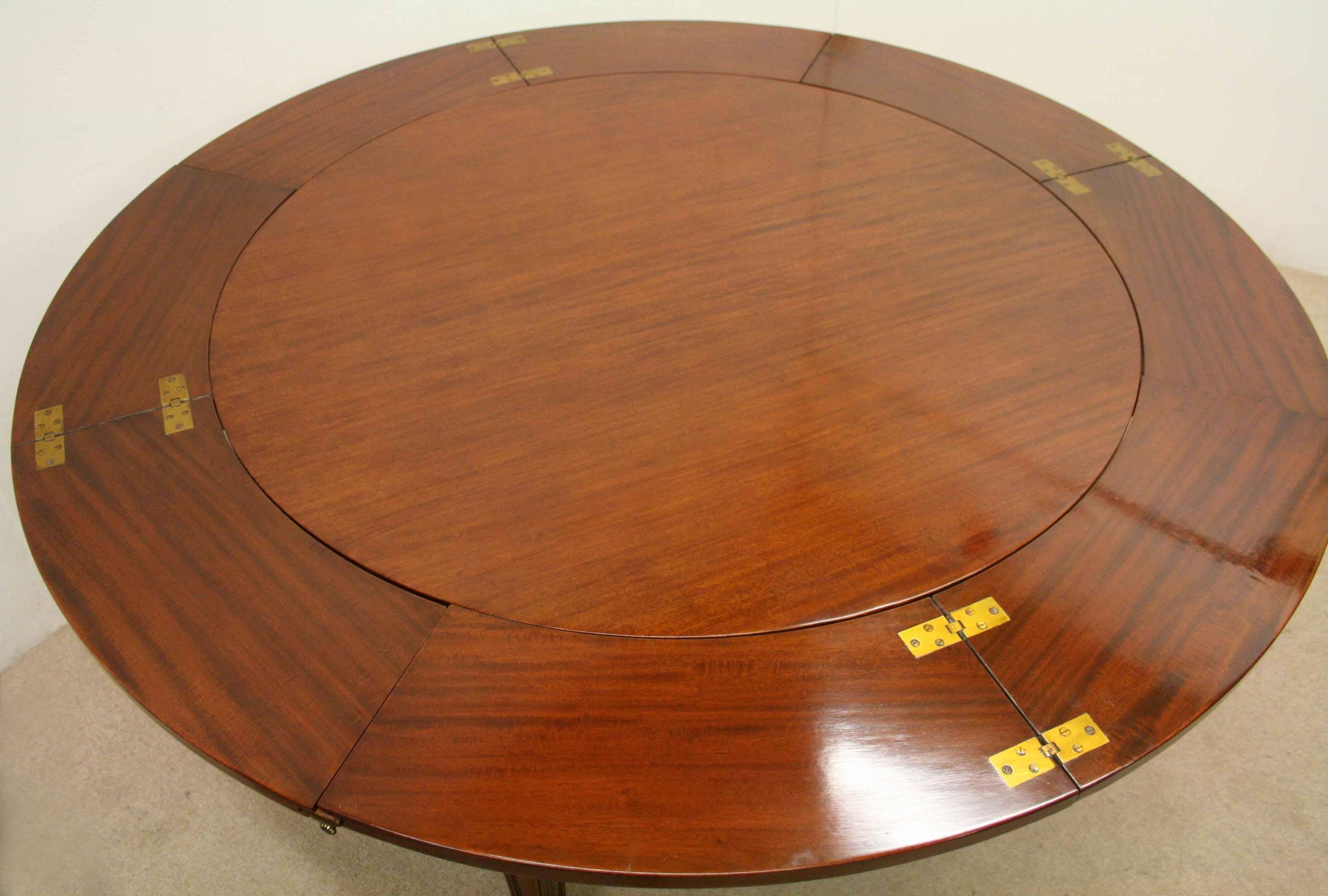 Waring & Gillows Mahogany Circular Dining Table For Sale 5