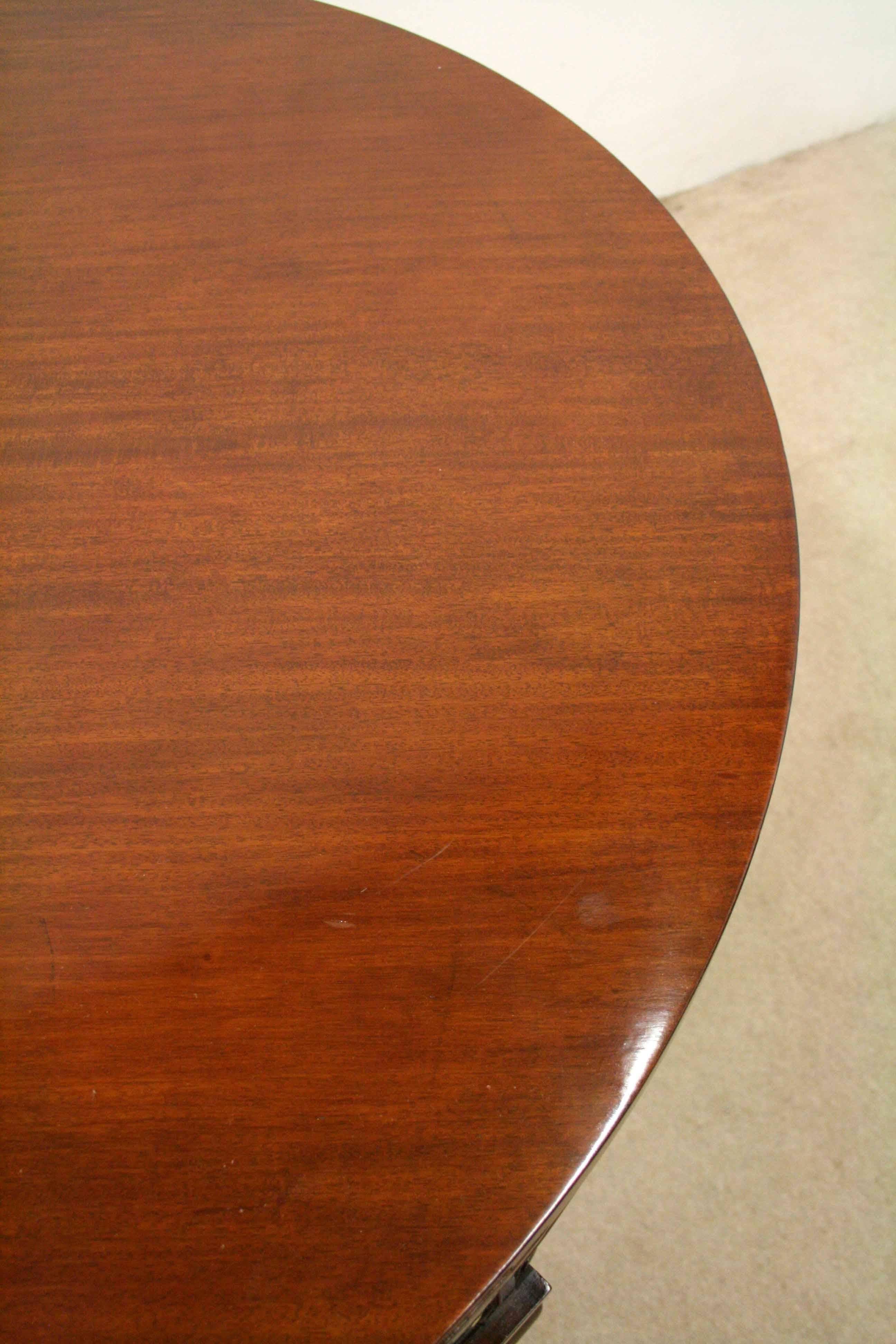 Waring & Gillows Mahogany Circular Dining Table In Good Condition For Sale In Edinburgh, GB