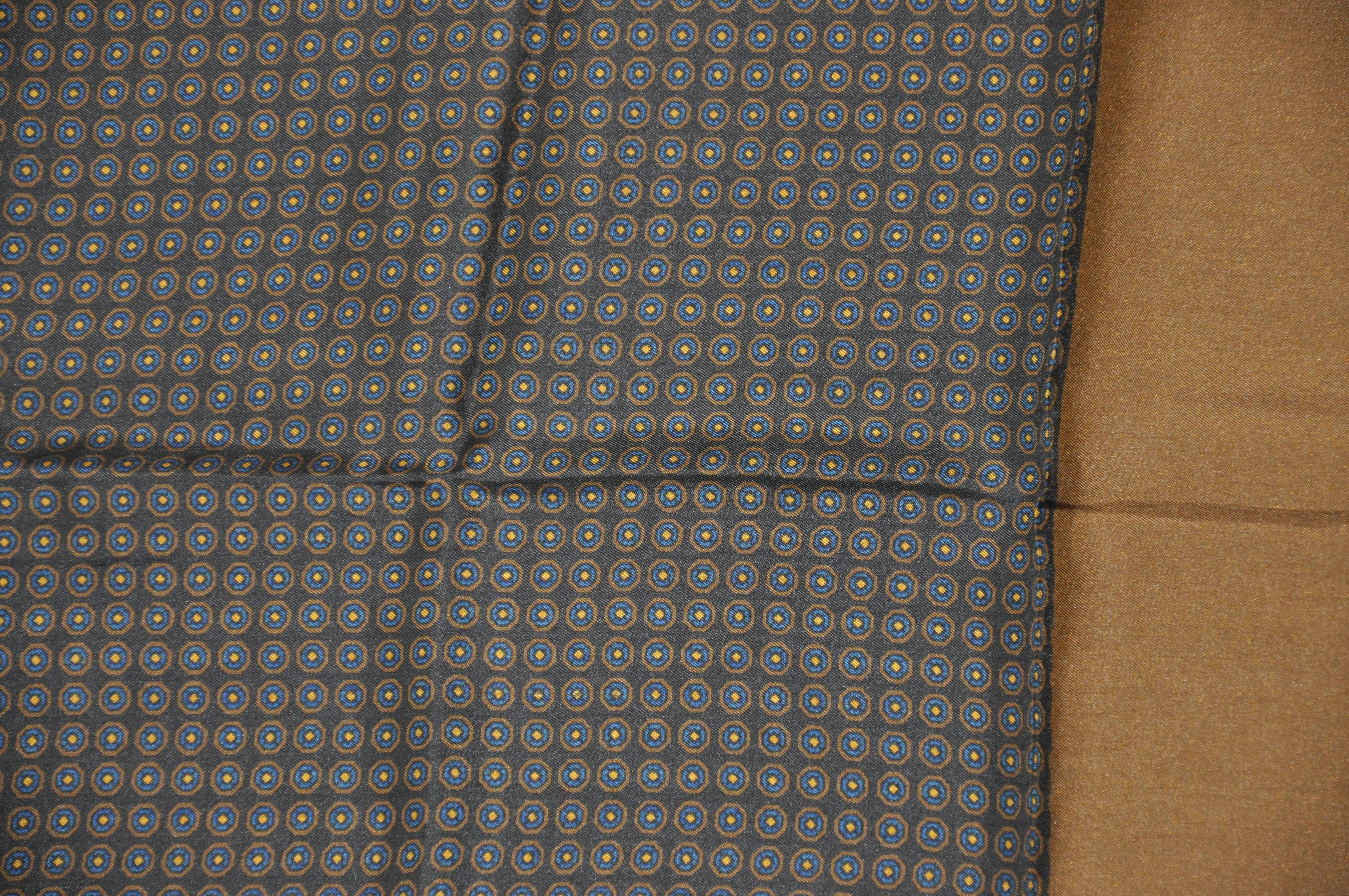     Dieses elegante Seidentaschentuch in warmen Brauntönen und mit mehreren Mustern 